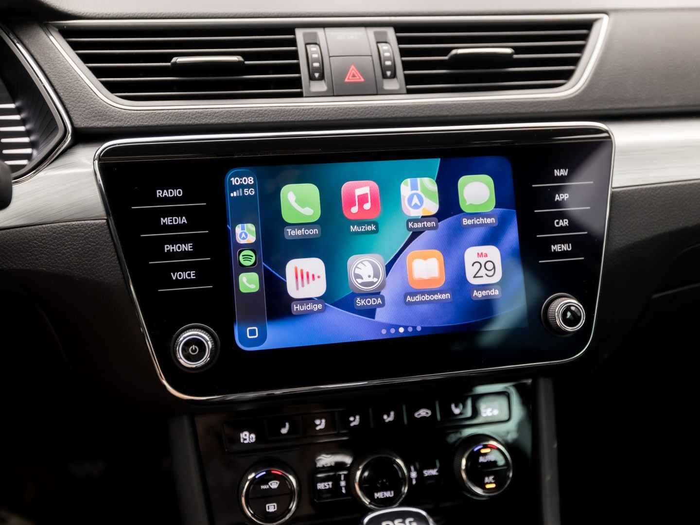 Škoda Superb Combi 1.4 TSI iV Business Sport 218Pk Automaat (VIRTUAL COCKPIT, APPLE CARPLAY, GROOT NAVI, CAMERA, STOELVERWARMING, SPORTSTOELEN, KEYLESS, ADAPTIVE CRUISE, GETINT GLAS, NIEUWSTAAT)