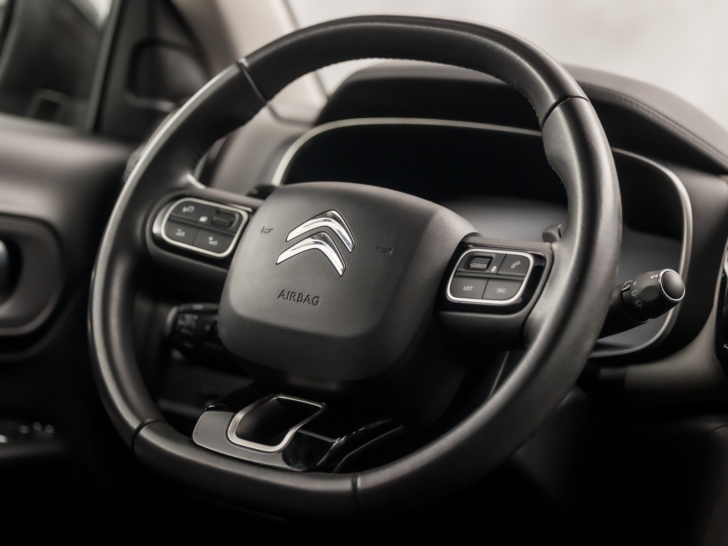 Citroën C5 Aircross 1.6 PureTech Sport 181Pk Automaat (APPLE CARPLAY, GROOT NAVI, 360 CAMERA, LM VELGEN, TREKHAAK, SPORTSTOELEN, KEYLESS, ADAPTIVE CRUISE, NIEUWSTAAT)