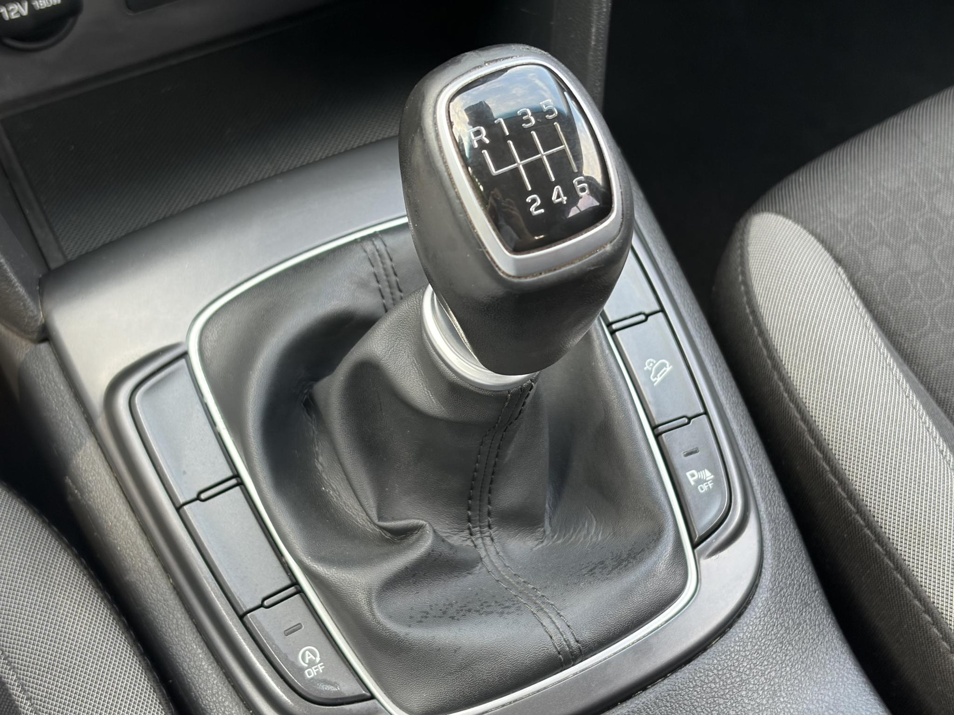 Hyundai Kona 1.0T Essence 2e Eigenaar,Trekhaak,Camera,Carplay,Navi,Clima,Cruise,6 Bak,N.A.P,120pk,Lm velgen,Rijstrooksensor,Pdc,Apk tot 03-2027