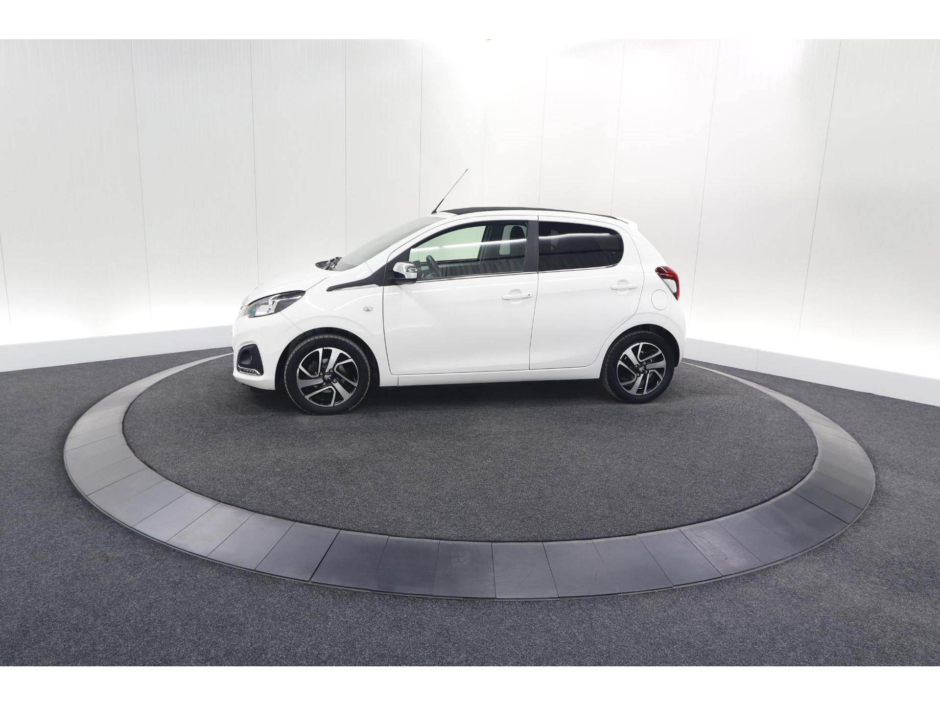 Peugeot 108 1.0 e-VTi Allure TOP! | Elektrisch Vouwdak | Camera | Navigatie | Climate Control