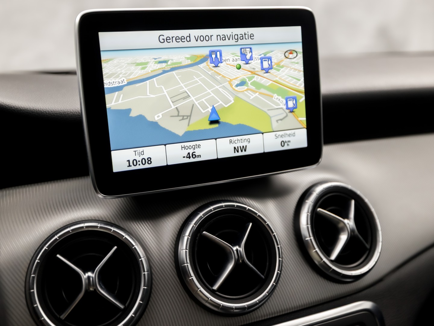 Mercedes-Benz CLA-Klasse 180 AMG Sport Automaat (GROOT NAVI, LEDER, ZWART HEMEL, STOELVERWARMING, SPORTSTOELEN, GETINT GLAS, CRUISE, NIEUWE APK, NIEUWSTAAT)