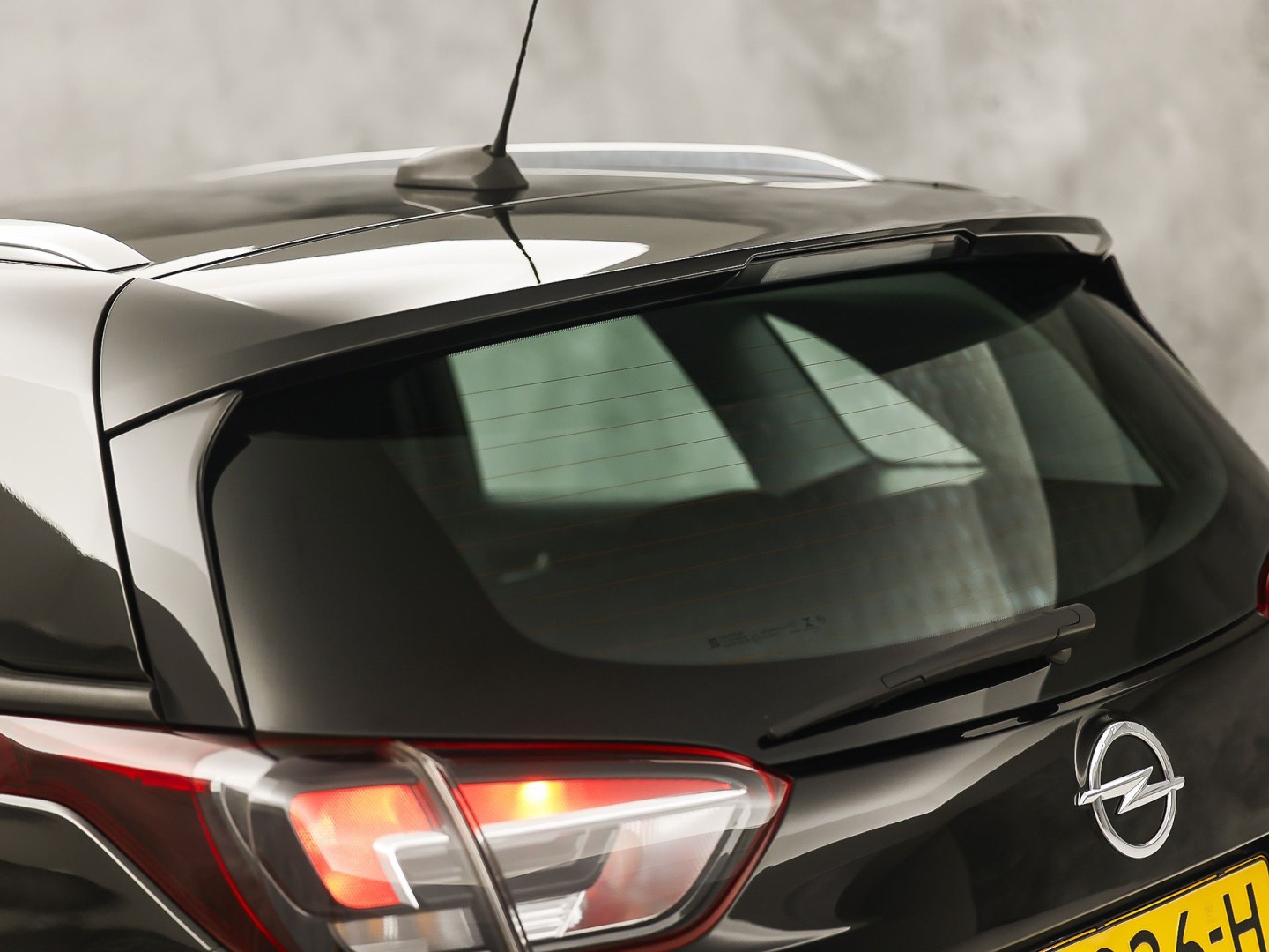 Opel Crossland X 1.2 Sport (APPLE CARPLAY, GROOT NAVI, LM VELGEN, CRUISE, SPORTSTOELEN, PARKEERSENSOREN, NIEUWE APK, NIEUWSTAAT)