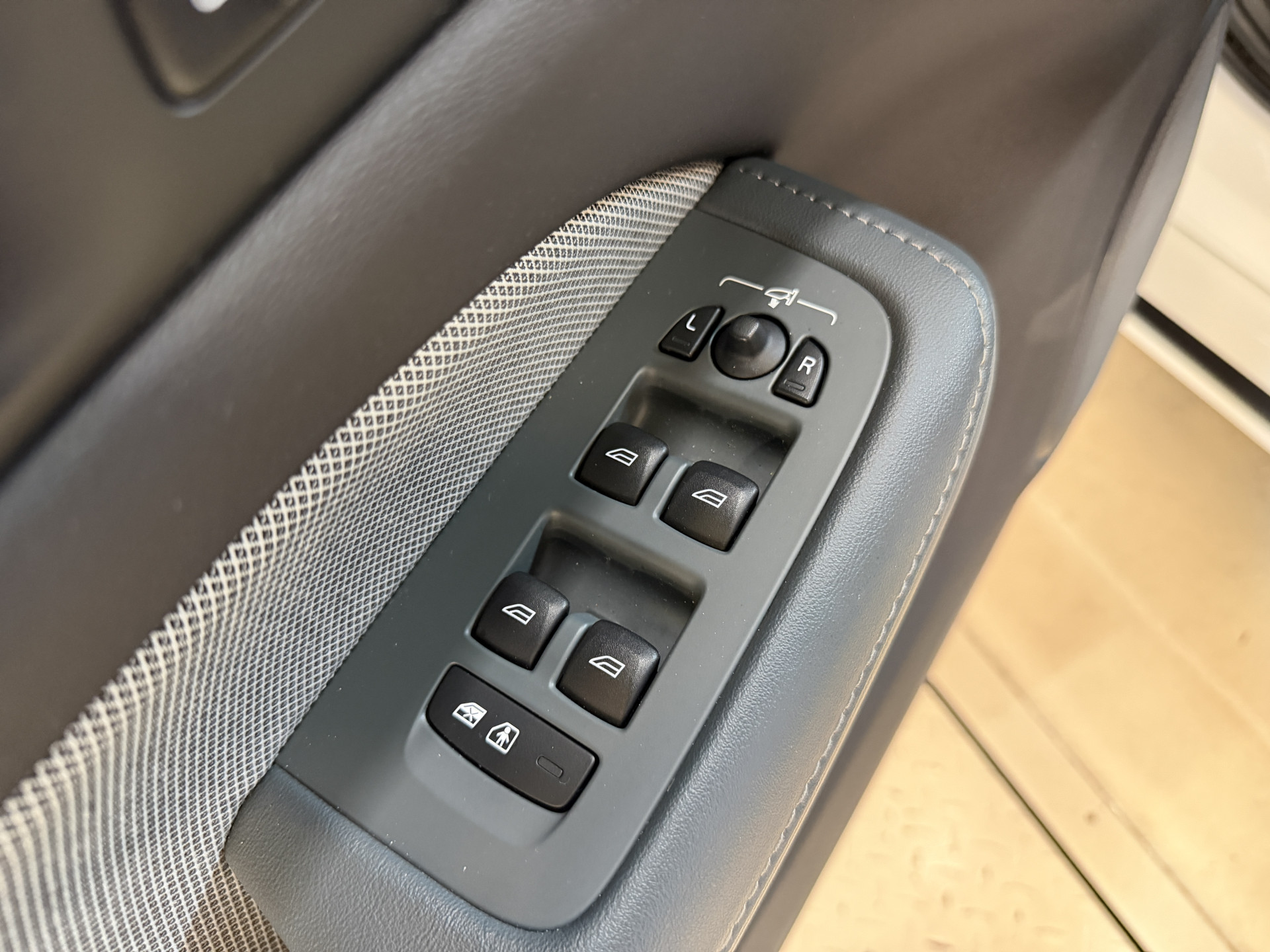 Volvo V60 2.0 T8 Recharge AWD R-Design | Elektr. trekhaak | Camera | Stoel/stuurverwarming | Carplay | Adaptive cruise