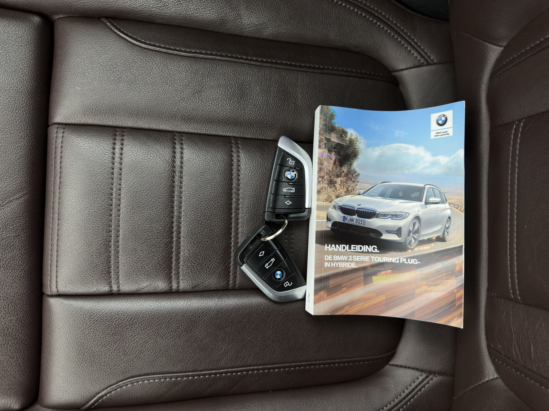 BMW 3-serie Touring 320e M-Sportpack Business Edition Plus (Plug-In) (INCL-BTW) *PANO | LASER-LED | LEATHER | HEATED-SPORTSEATS | HARMAN/KARDON | VIRTUAL-COCKPIT | AMBIENT-LIGHT | NAVI-FULLMAP | DAB+ | 18''ALU*