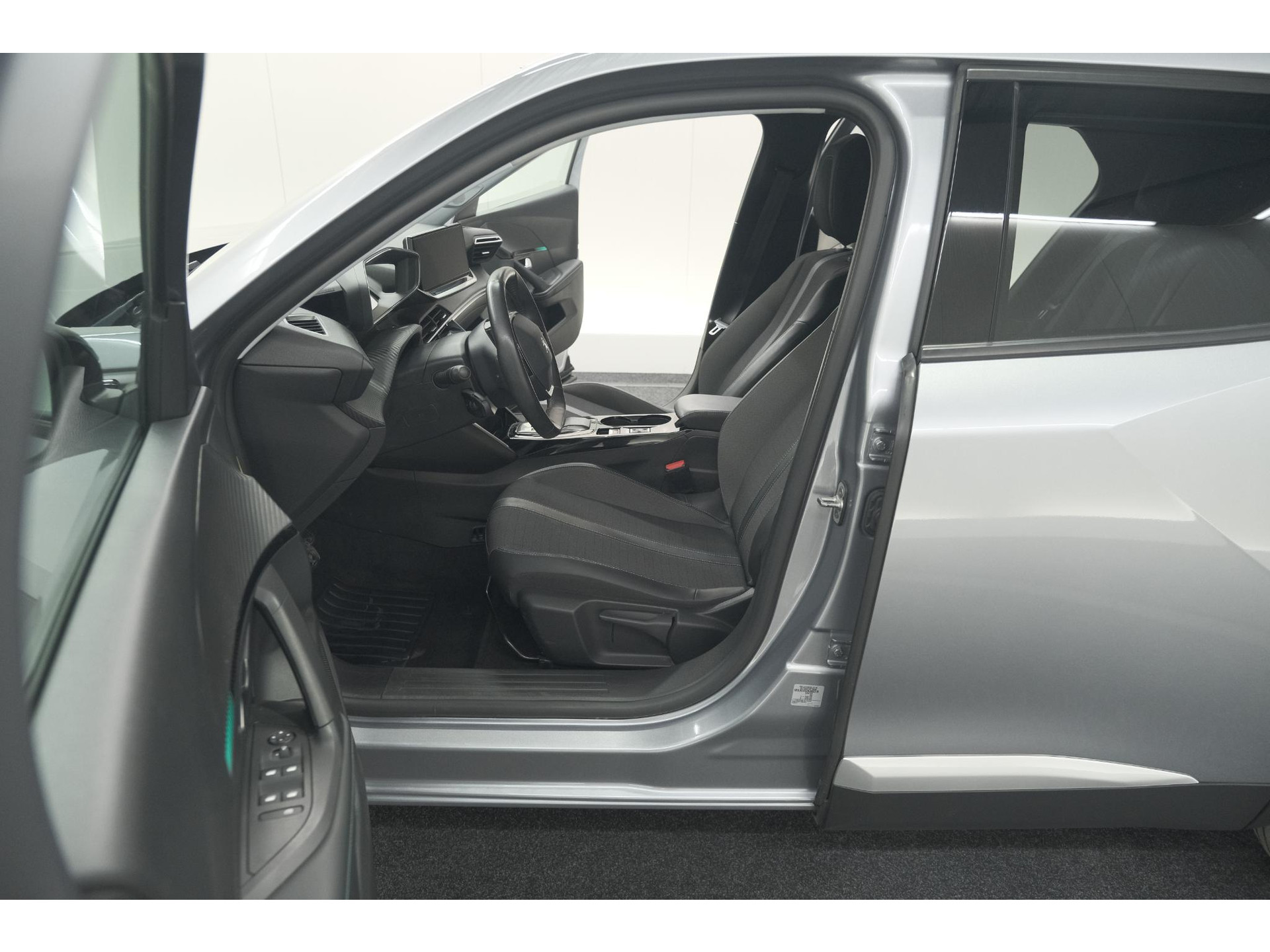 Peugeot e-2008 EV Allure Pack 50 kWh | 3 Fase Laadfunctie | Camera | Navigatie | Parkeersensoren | Apple Carplay