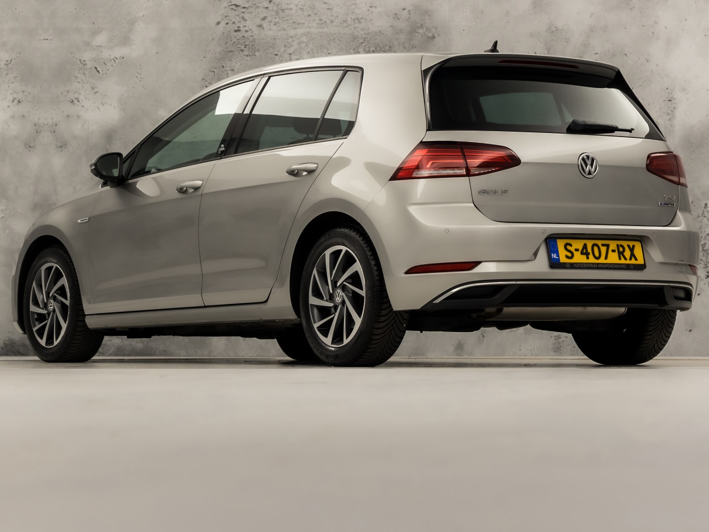 Volkswagen Golf 1.5 TSI 131PK Sportline (APPLE CARPLAY, GROOT NAVI, 4 CILINDER, CLIMATE, LED KOPLAMPEN, STOELVERWARMING, SPORTSTOELEN, GETINT GLAS, LM VELGEN, ADAPTIVE CRUISE, PARKEERSENSOREN, NIEUWSTAAT)