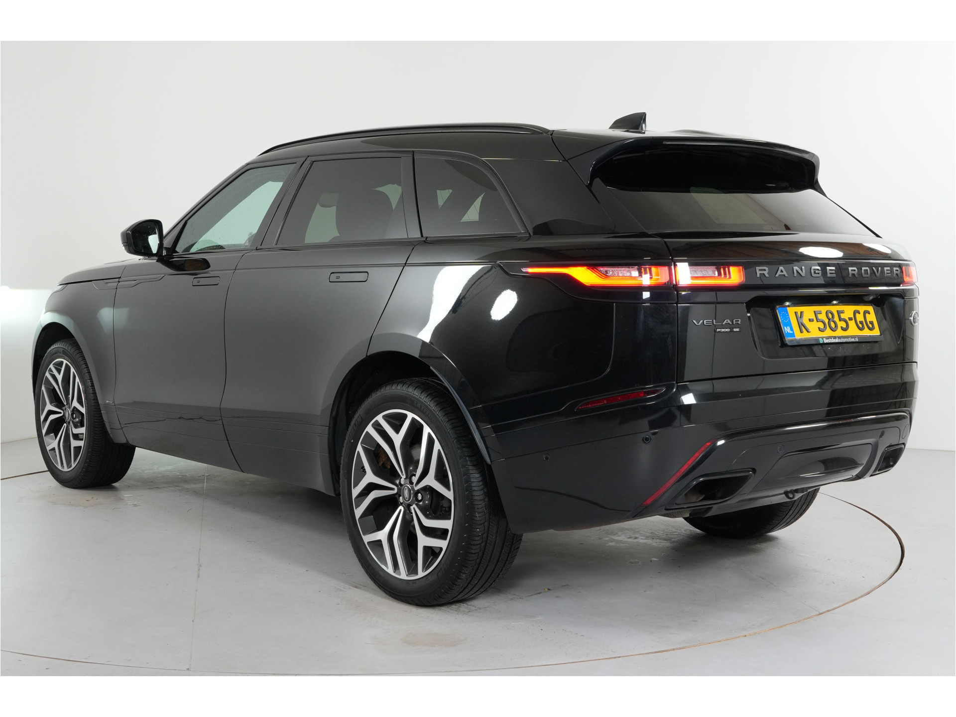 Land Rover Range Rover Velar 2.0 I4 Turbo 300 pk AWD R-Dynamic SE | Pano | Trekhaak | El. Stl. verst. | Massage | Leder | Inparkeer |e | Stl. verw. |