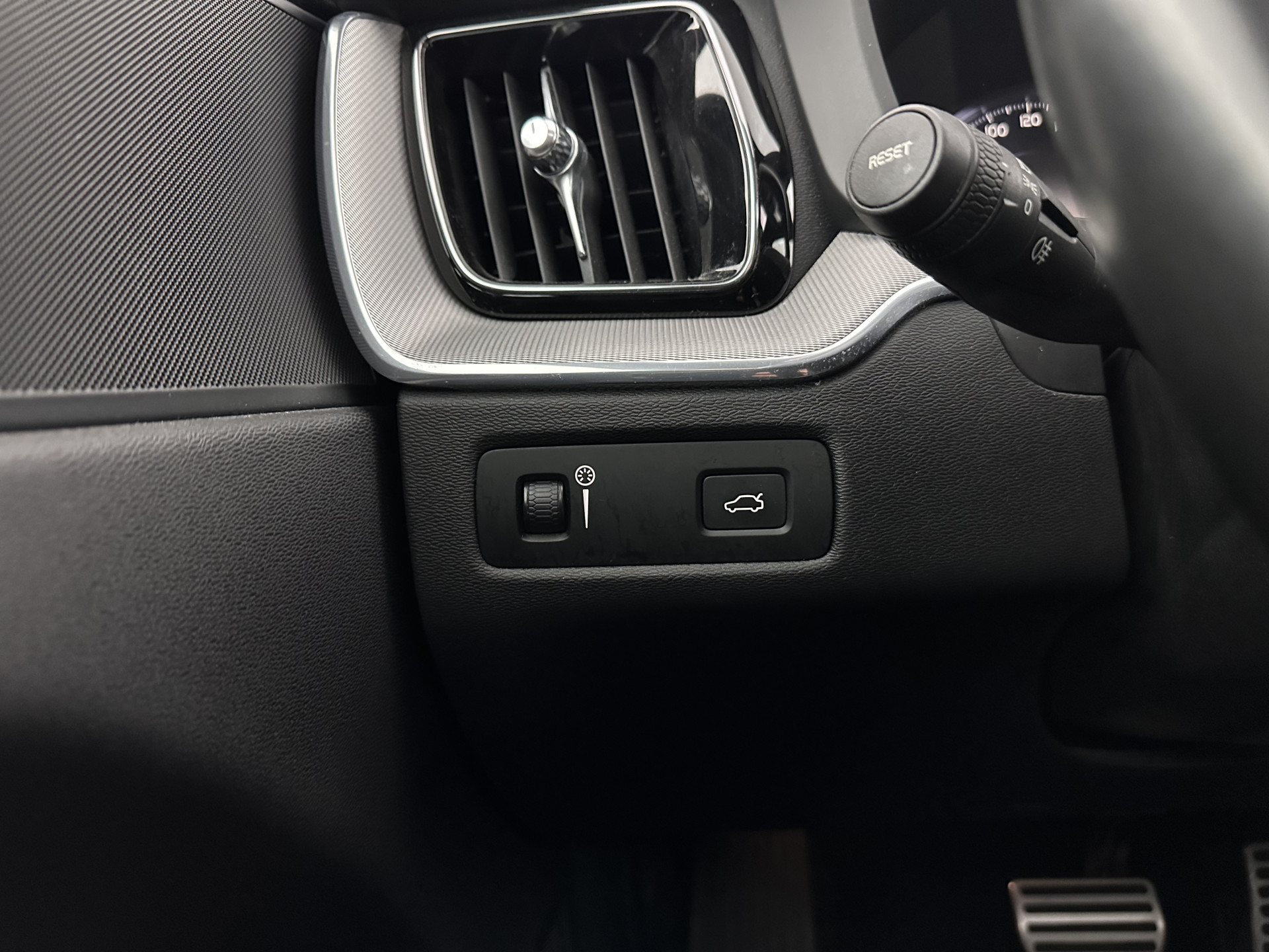 Volvo XC60 2.0 B5 Business Pro R-Design (INCL.BTW) Aut. *PANO | LUXURY-LEATHER | FULL-LEATHER | MEMORY-PACK | HEATED-SPORTSEATS | CAMERA | NAVI-FULLMAP | SHIFT-PADDLES | PRIVACY-GLASS | AIR-SUSPENSION | ECC | PDC | CRUISE | 19''ALU