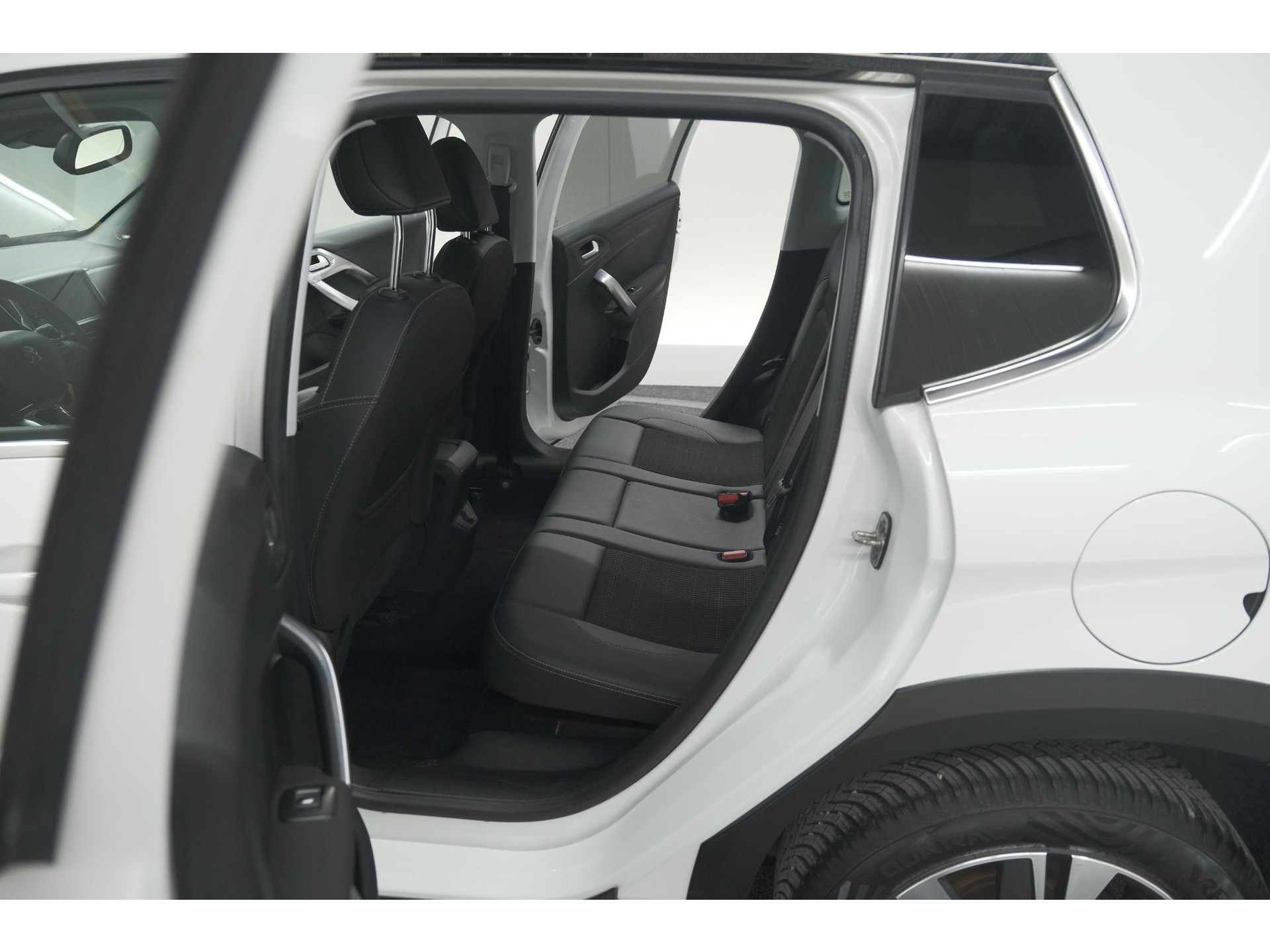 Peugeot 2008 PureTech 130 Allure | Camera | Apple Carplay | Parkeersensoren | Navigatie
