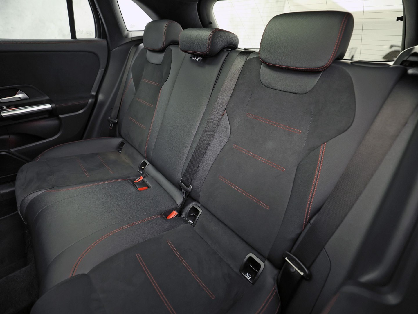Mercedes-Benz GLA 200 AMG Sport 163Pk Automaat (PANORAMADAK, GROOT NAVI, SFEERVERLICHTING, CAMERA, SPORTSTOELEN, STOELVERWARMING, GETINT GLAS, NIEUWSTAAT)