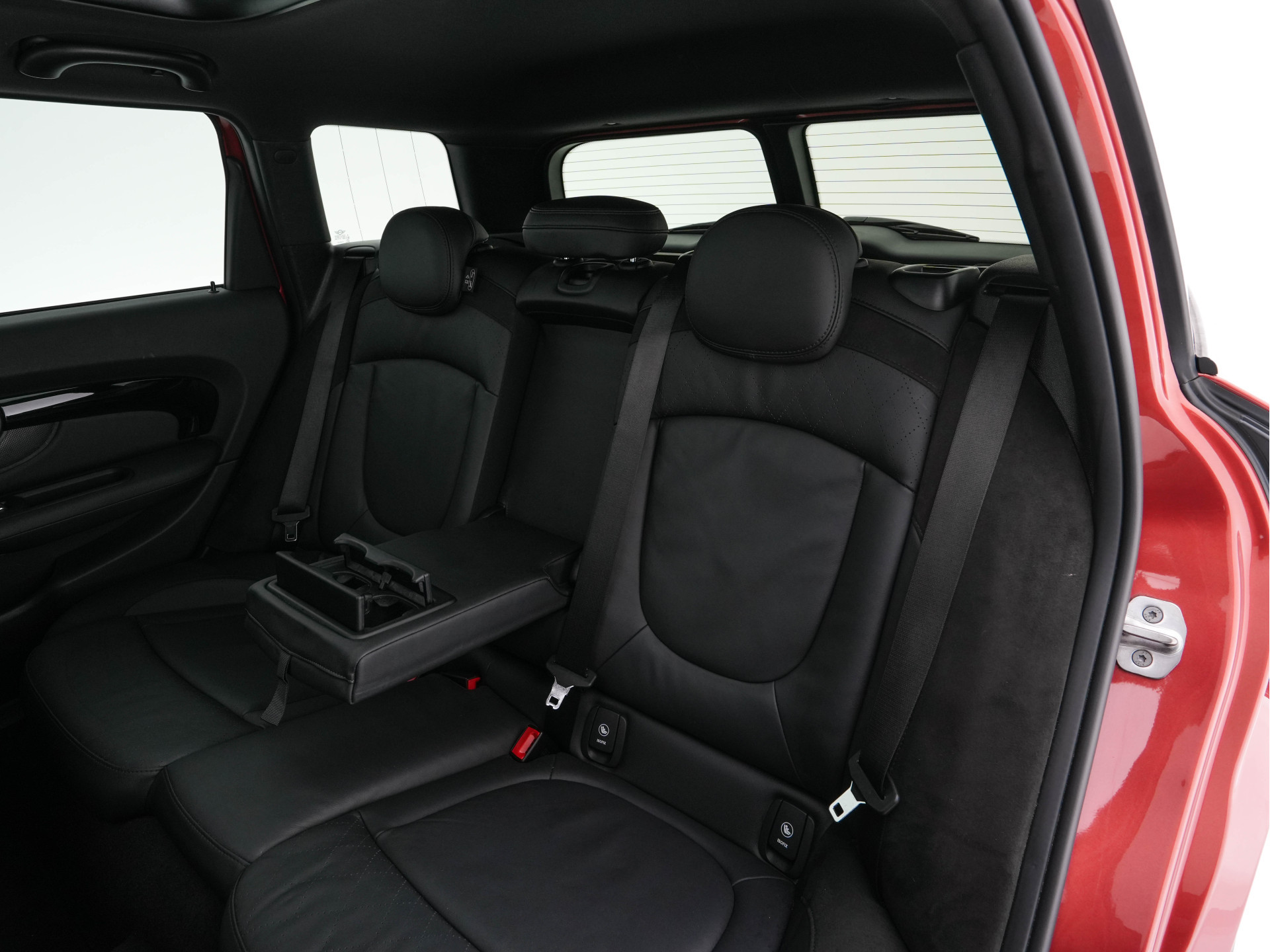 MINI Mini Clubman 2.0 Cooper S ALL4  Premier Plus JCW (INCL-BTW) Aut * PANO | LEATHER | FULL-LED | HEATED-SPORTSEATS | DIGI-COCKPIT | AMBIENT-LIGHT | PRIVACY-GLASS | HEAD-UP | PDC | CAMERA | DAB  | KEYLESS | TOWBAR | 18"ALU*