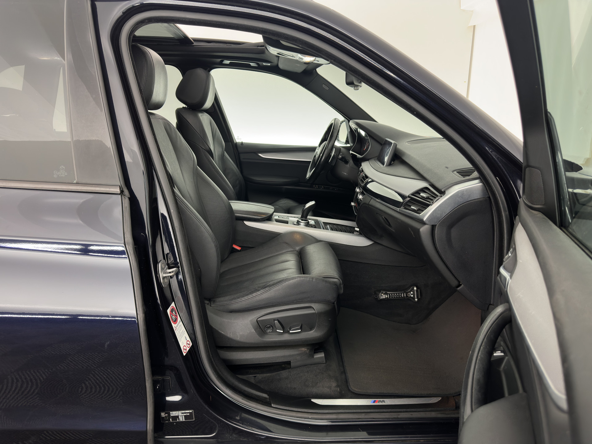 BMW X5 xDrive50i M-Sport High Executive [ 7-pers. ] Aut. *PANO | LUXURY-LEATHER | FULL-LED | HEAD-UP | MEMORY-PACK | DIGI-COCKPIT | KEYLESS | CAMERA | NAVI-FULLMAP | AMBIENT-LIGHT | HEATED-COMFORTSEATS | SHIFT-PADDLES | PRIVACY-GLASS | TOWBAR