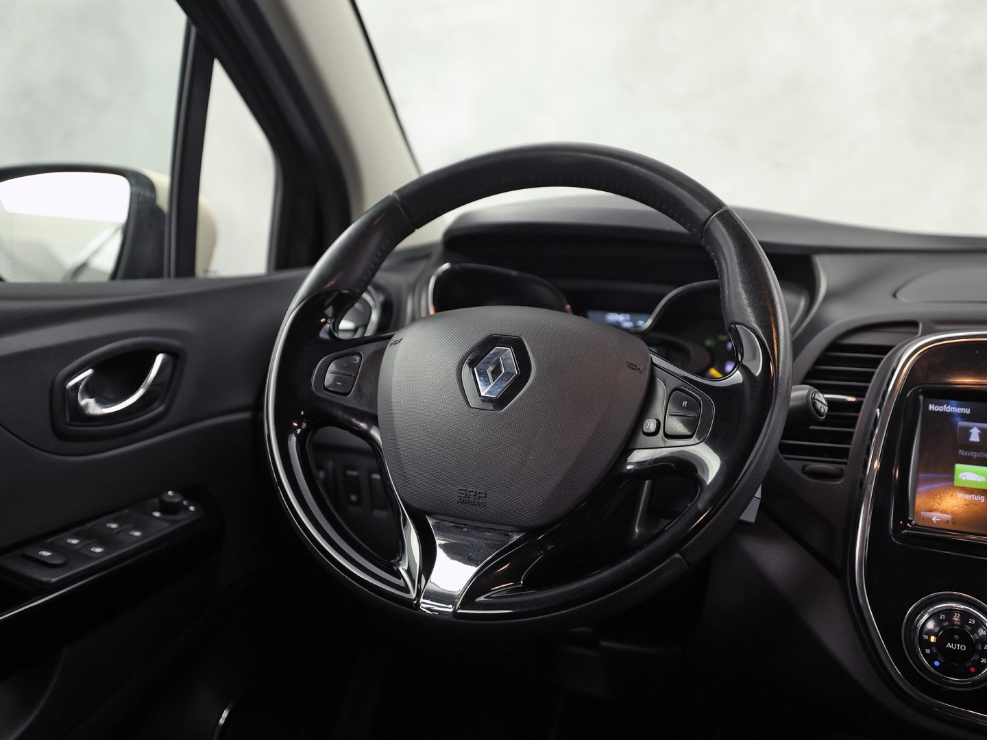 Renault Captur 0.9 TCe Dynamique Black Pack Automaat (NAP, NAVIGATIE, CLIMATE, GETINT GLAS, CAMERA, SPORTSTOELEN, CRUISE, ELEK PAKKET, NIEUWSTAAT)