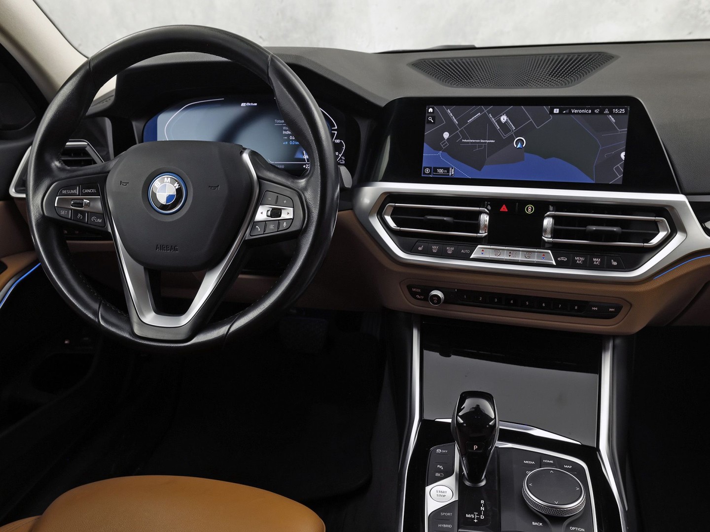 BMW 3-serie Touring 330e Sport 292Pk Automaat (APPLE CARPLAY, SOH 90,2%, GROOT NAVI, COGNAC LEDER, CAMERA, STOELVERWARMING, SFEERVERLICHTING, ELEK ACHTERKLEP, GETINT GLAS, NIEUWSTAAT)