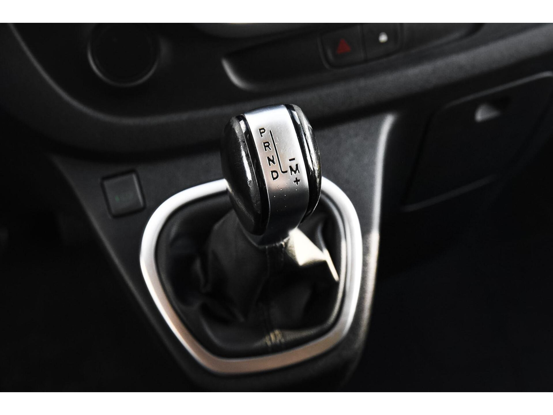 Trafic 2.0 dCi 145 DC Luxe | Automaat | 6-Pers