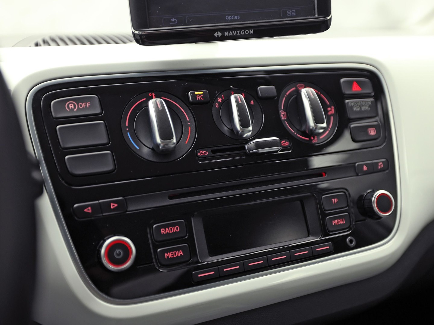 Volkswagen up! 1.0 high up! (NAVIGATIE, 5 DEURS, GETINT GLAS, LM VELGEN, SPORTSTOELEN, PARKEERSENSOREN, ELEK RAMEN, NIEUWSTAAT)