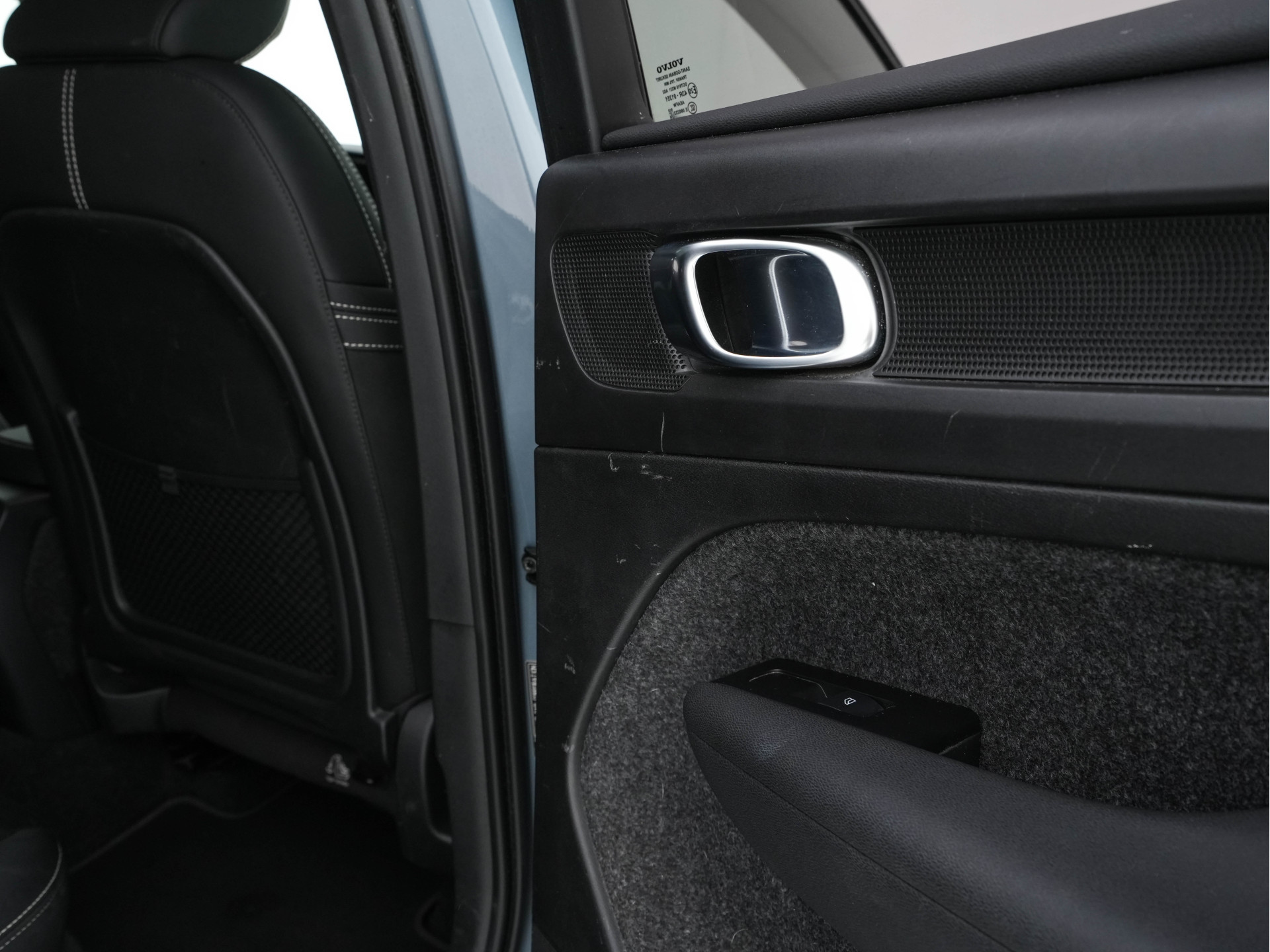 Volvo C40 Recharge Twin Intro Edition 78 kWh AWD [ 3-Fase ] {SOH-87%} (INCL-BTW) Aut. *HEATPUMP | PANO | LEATHER-ALCANTARA | DIGI-COCKPIT | FULL-LED | HARMAN/KARDON | TOPVIEW | NAVI-FULLMAP | ECC | PDC | KEYLESS | HEATED-SPORTSEATS | TOWBAR | PRIVACY-GLAS