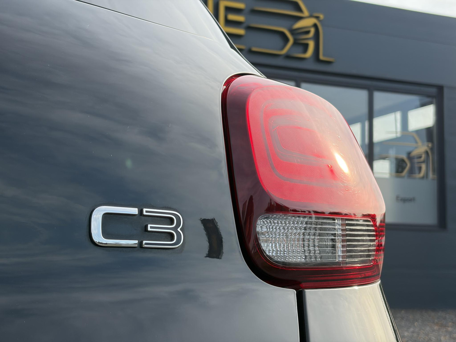 Citroen C3 1.2 PureTech Shine ✓2e Eigenaar✓Camera✓Carplay✓Navi✓Trekhaak✓Pdc✓Clima✓Cruise✓17''Lm velgen✓Rijstrooksensor✓N.A.P✓Apk tot 04-2027