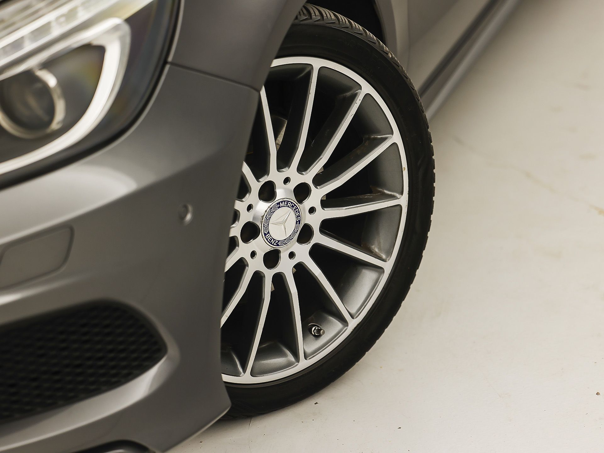 Mercedes-Benz A-Klasse 180 AMG Sport (NAVIGATIE, LEDER/ALCANTARA, DIAMOND GRILL, SPORTSTOELEN, XENON, CRUISE, NIEUWE APK, NIEUWSSTAAT)