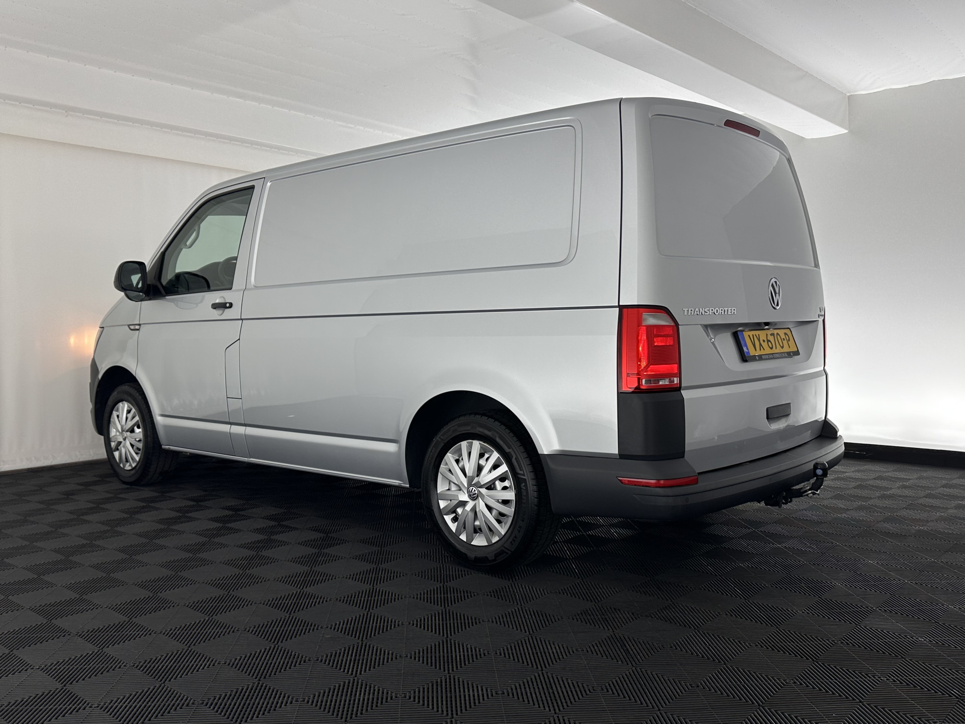 Volkswagen Transporter 2.0 TDI L1H2 Comfortline *NAVI-FULLMAP | AIRCO | CRUISE | CAMERA | INVENTER | DAB | PARKINGHEATER | COMFORTSEATS | PDC | TOWBAR*