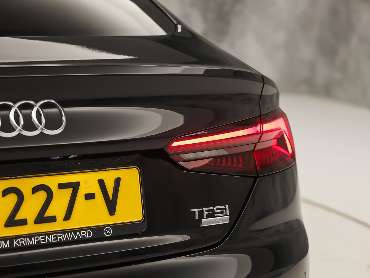 Audi A5 Sportback 2.0 TFSI S-Line Sport 190Pk Automaat (2X S-LINE, VIRTUAL COCKPIT, GROOT NAVI, PLAT SPORTSTUUR, LEDER, STOELVERWARMING, SPORTSTOELEN, GETINT GLAS, PARKEERSENSOREN, NIEUWSTAAT)