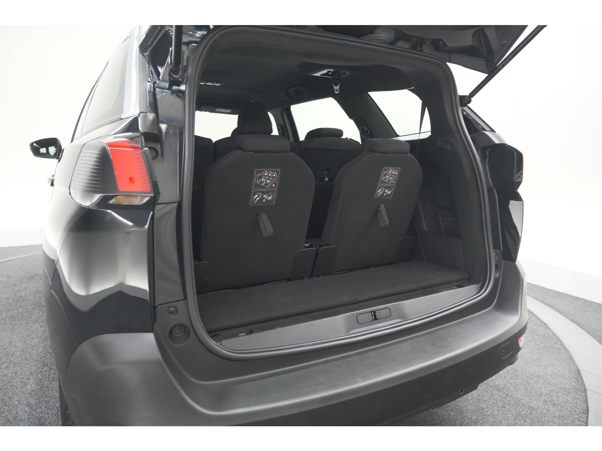 Peugeot 5008 PureTech 130 EAT8 Active Pack Business | 7 Zitplaatsen | Camera | Navigatie | Apple Carplay | Parkeersensoren