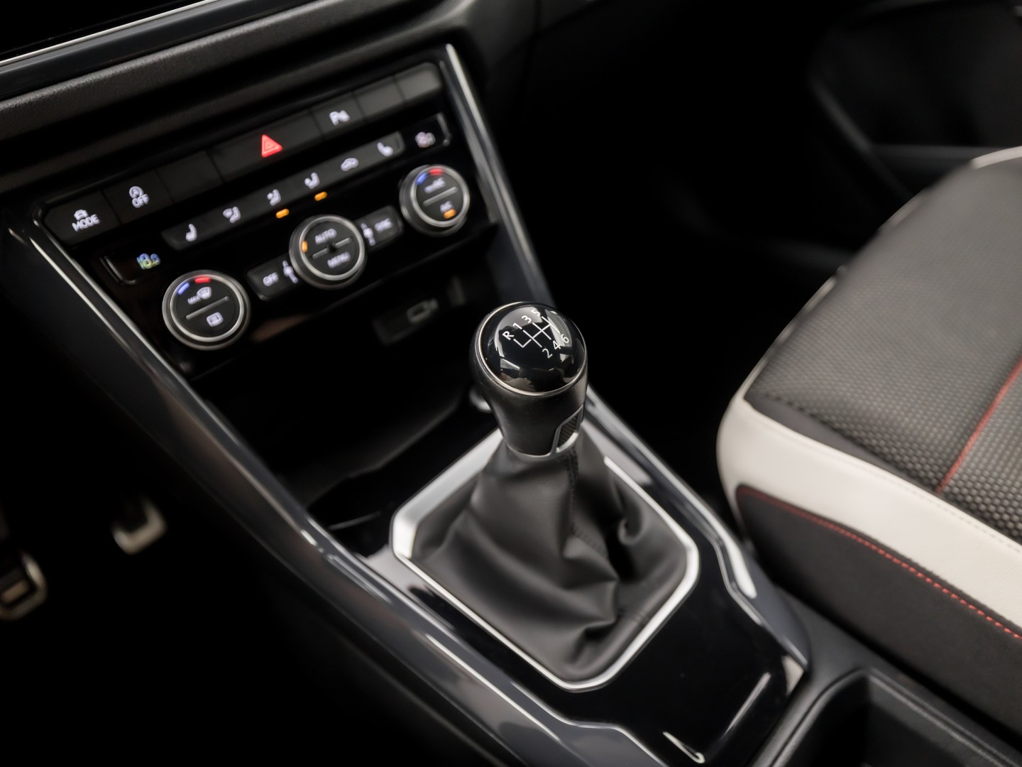 Volkswagen T-Roc 1.5 TSI Sport 150Pk (APPLE CARPLAY, GROOT NAVI, CLIMATE, STOELVERWARMING, ZWART HEMEL, LED KOPLAMPEN, SPORTSTOELEN, GETINT GLAS, ELEK ACHTERKLEP, ADAPTIVE CRUISE, NIEUWSTAAT)