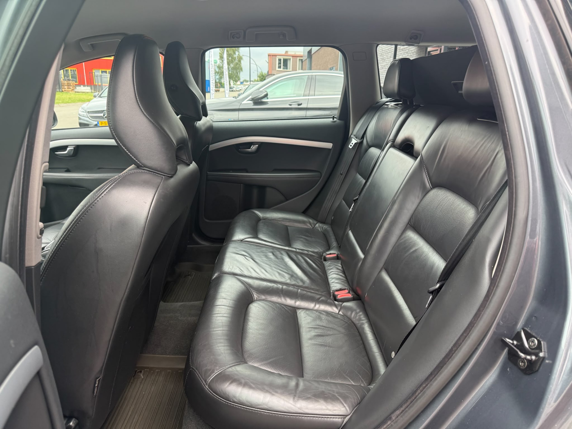 Volvo V70 2.0T R-Edition | 3E EIGENAAR | AUTOMAAT | LEDER | NAVI | XENON | CRUISE | TREKHAAK |