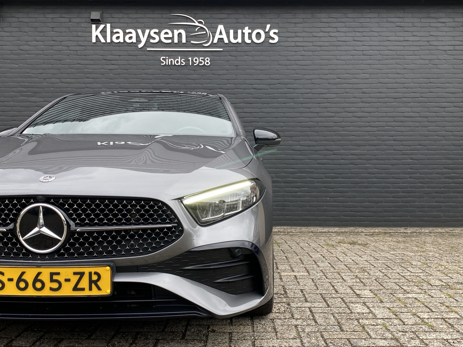 Mercedes-Benz A-klasse 180 AMG Line AUT. | 1e eigenaar | dealer onderh. | panoramadak | camera | night pakket | sfeerverlichting