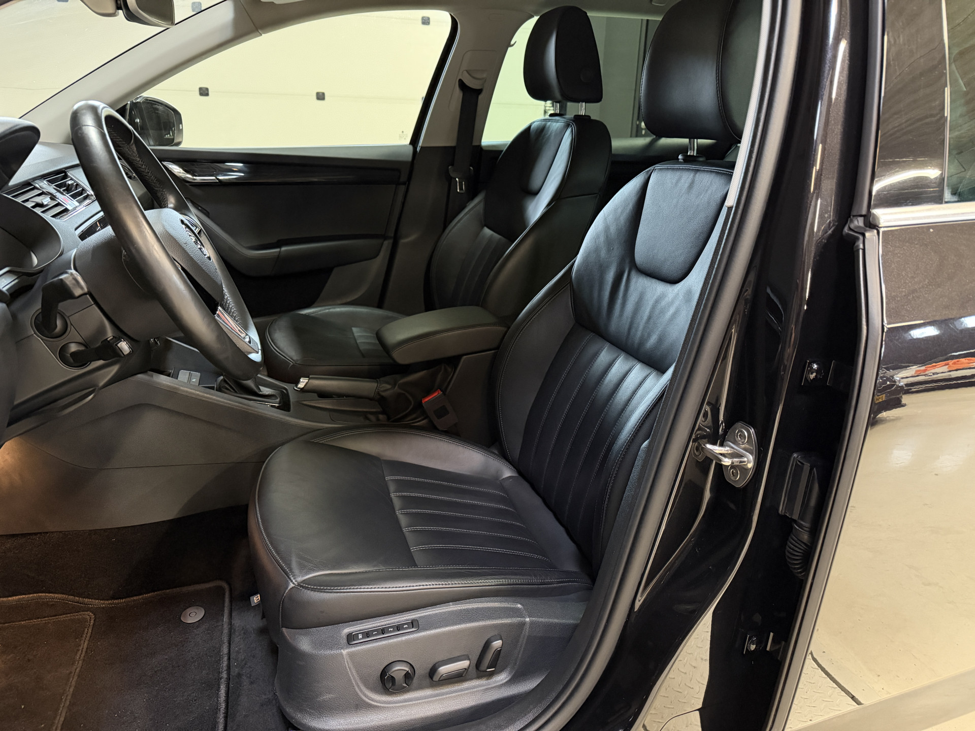 ŠKODA Octavia Combi 2.0 TSI 191PK Style Business | Leder | Adaptive cruise | Afn. trekhaak | Camera | Carplay | Dealer onderhouden