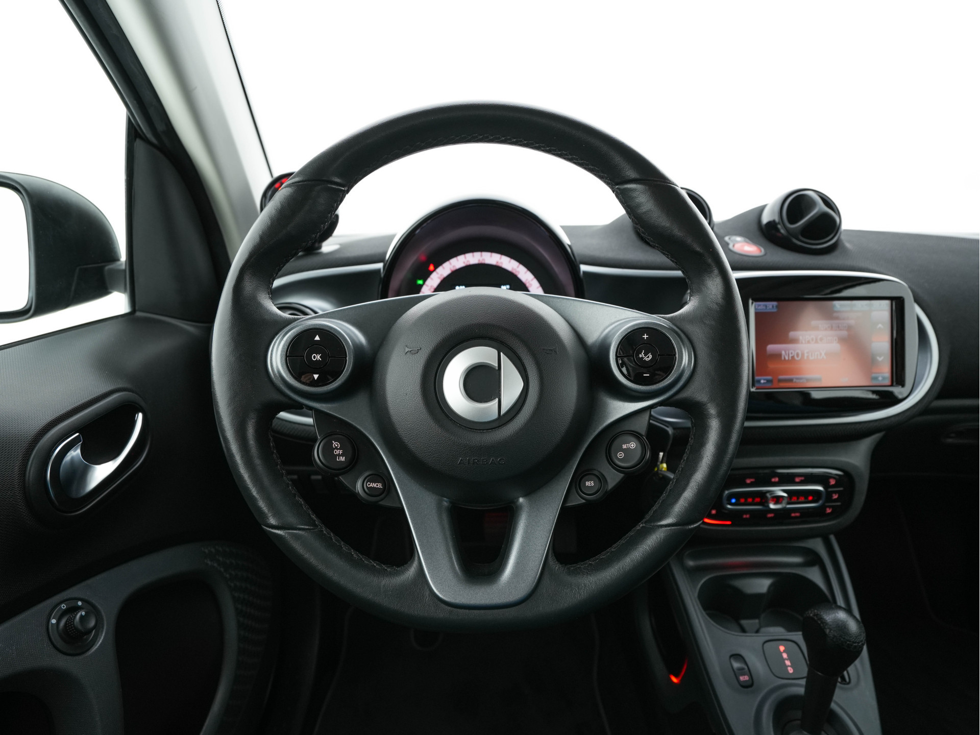 Smart fortwo EQ Business Solution 18 kWh [ 3-Fase ] ( SOH-93%) Aut. *PANO | LEATHER | NAVI-FULLMAP | CAMERA | HEATED-COMFORTSEATS | AIRCO | CRUISE | AMBIENT-LIGHT | 15''ALU*