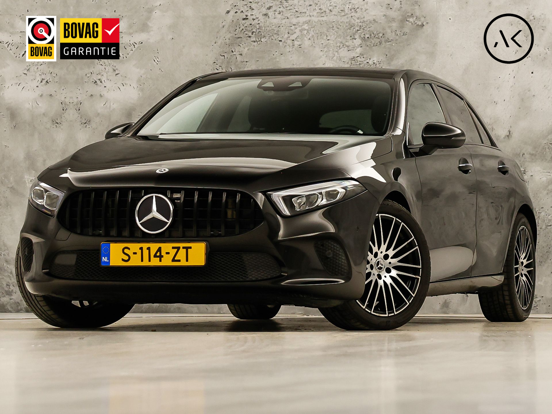 Mercedes-Benz A-Klasse 200 AMG Sport 163Pk Automaat (PANORAMADAK, APPLE CARPLAY, GROOT NAVI, SFEERVERLICHTING, CAMERA, SPORTSTOELEN, LEDER, GETINT GLAS, STOELVERWARMING, NIEUWSTAAT)