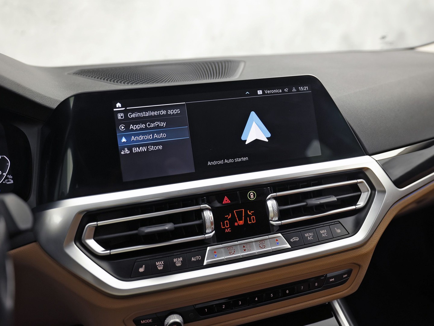 BMW 3-serie Touring 330e Sport 292Pk Automaat (APPLE CARPLAY, SOH 90,2%, GROOT NAVI, COGNAC LEDER, CAMERA, STOELVERWARMING, SFEERVERLICHTING, ELEK ACHTERKLEP, GETINT GLAS, NIEUWSTAAT)