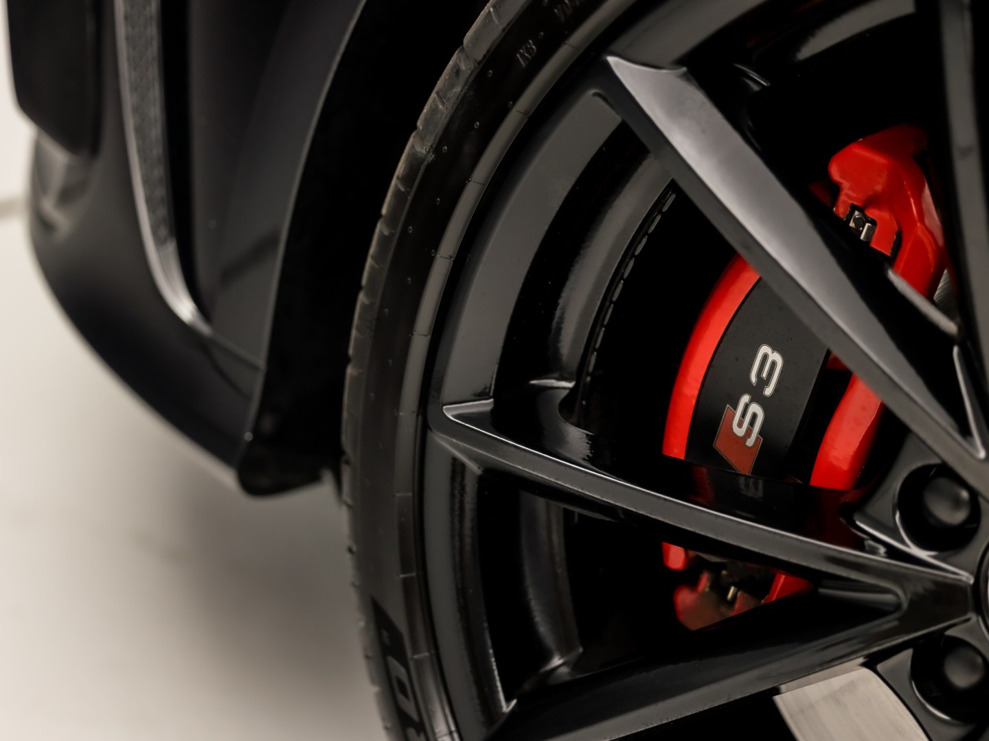 Audi S3 Sportback 2.0 TFSI S3 quattro S-Line 300Pk Automaat (PANORAMADAK, BLACK PACK, BANG&OLUFSEN, ELEK SPORTSTOELEN, RODE GORDELS, GETINT GLAS, PARKEERSENSOREN, NIEUWSTAAT)