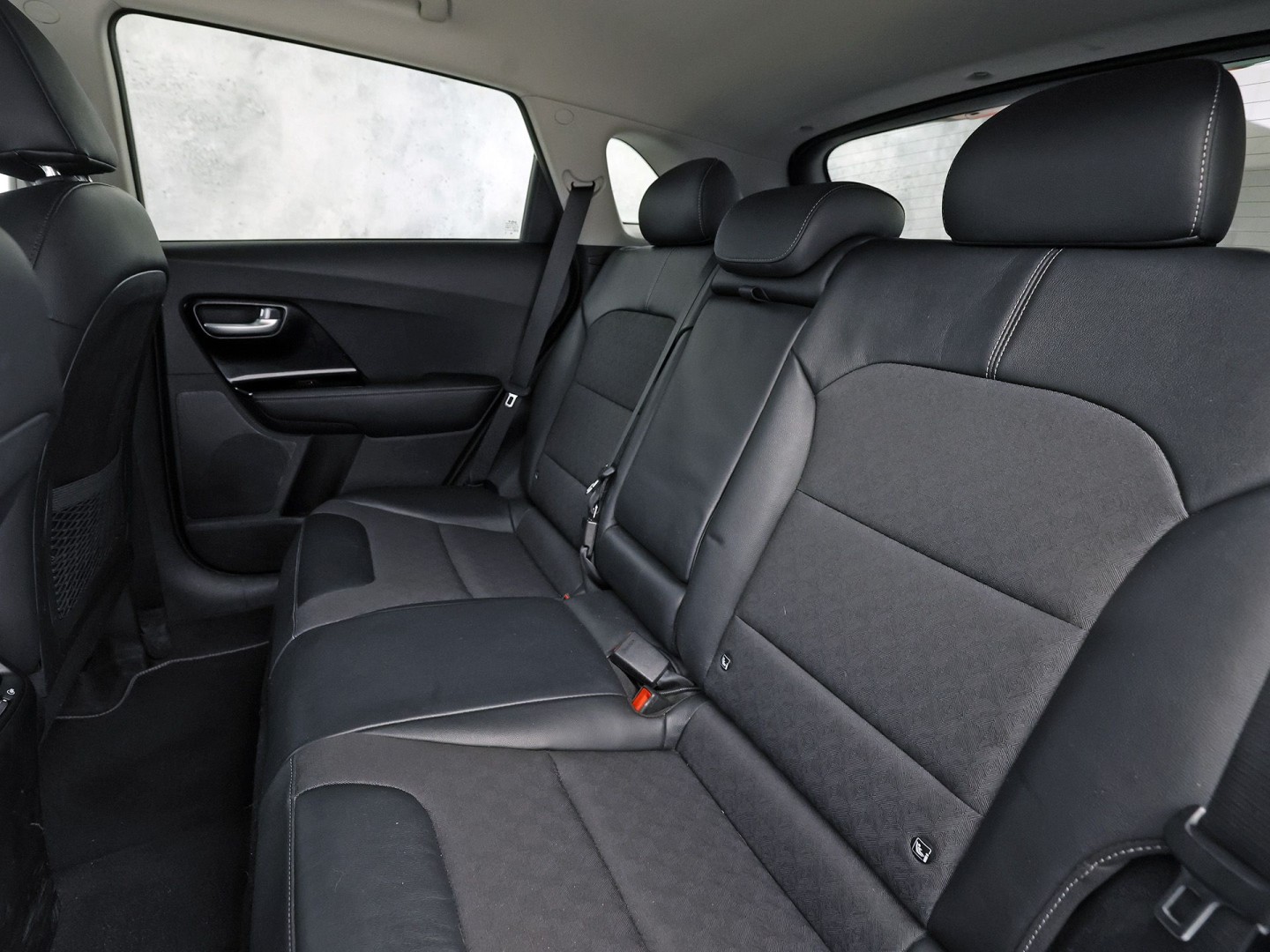 Kia Niro 1.6 GDi PHEV DynamicLine 141Pk Automaat (1e EIGENAAR, APPLE CARPLAY, GROOT NAVI, CAMERA, TREKHAAK, SPORTSTOELEN, ADAPTIVE CRUISE, GETINT GLAS, LEDER, NIEUWSTAAT)