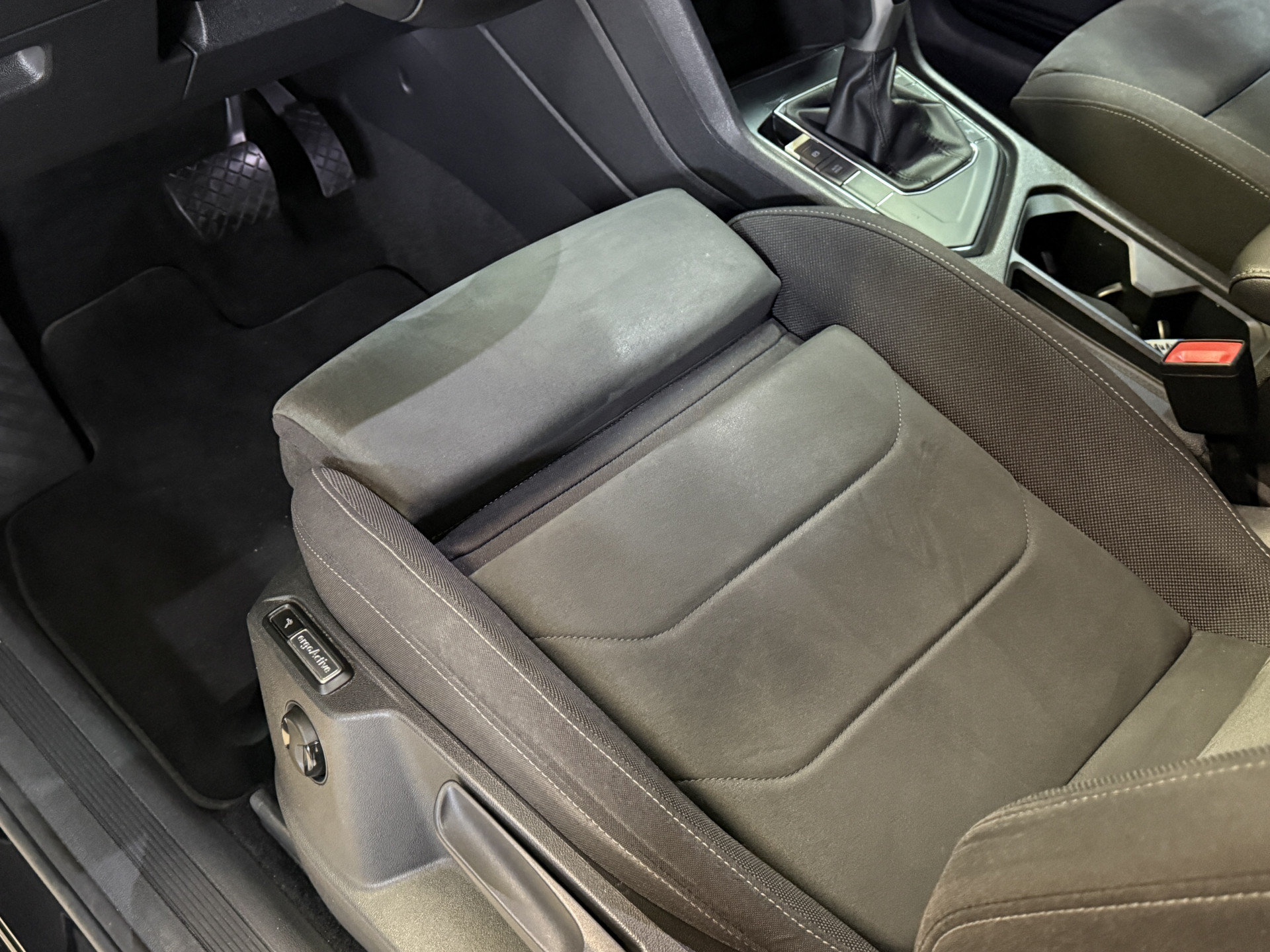 Volkswagen Tiguan 1.4 TSI eHybrid R-Line Business+ | Camera | Stoelverwarming | Dodehoeksensoren