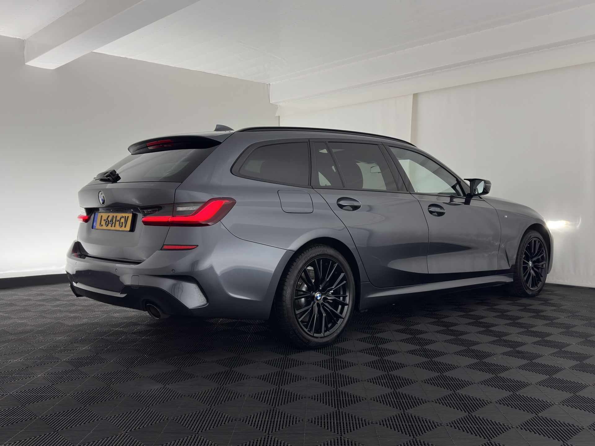 BMW 3-serie Touring 320e M-Sportpack Business Edition Plus (Plug-In) (INCL-BTW) *PANO | LASER-LED | LEATHER | HEATED-SPORTSEATS | HARMAN/KARDON | VIRTUAL-COCKPIT | AMBIENT-LIGHT | NAVI-FULLMAP | DAB+ | 18''ALU*