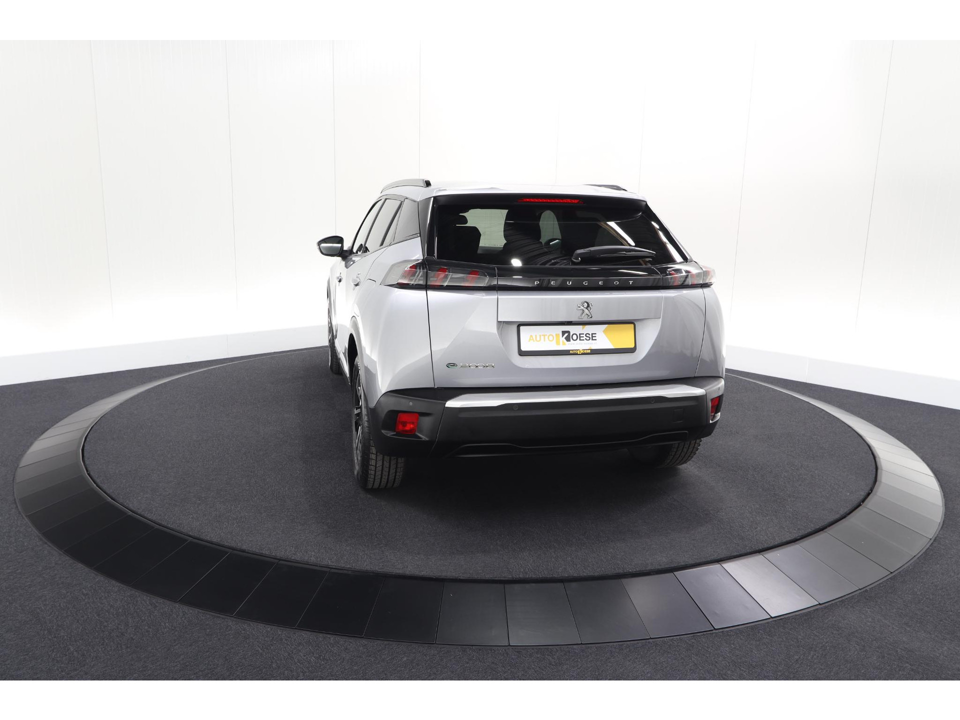 Peugeot e-2008 EV Allure 50 kWh | SOH=96.7 % | 3 Fase Laadfunctie | Camera | Navigatie | Parkeersensoren | Apple Carplay