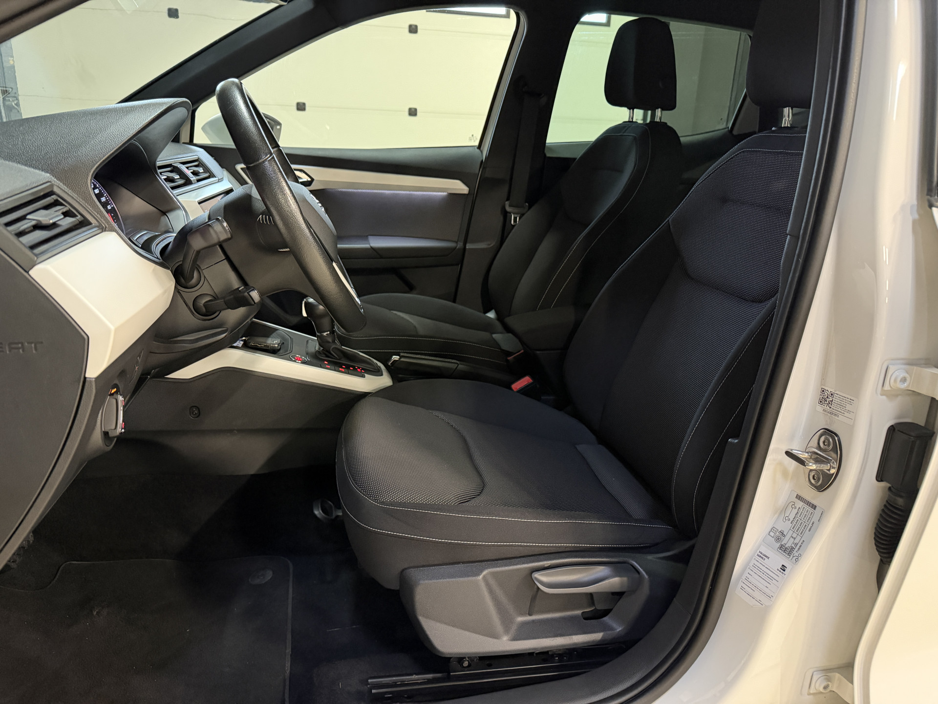 SEAT Arona 1.0 TSI Xcellence Business Intense | Camera | Sfeerverlichting | Stoelverwarming | Adaptive cruise | Carplay