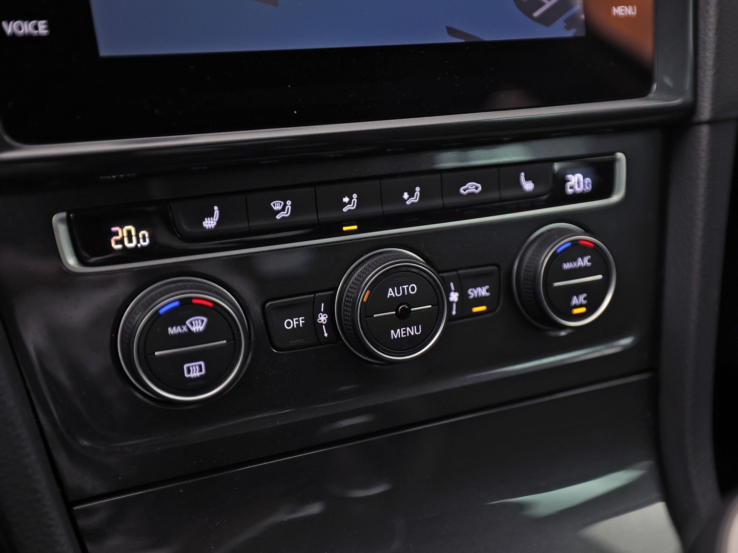 Volkswagen Golf 1.5 TSI Sportline (APPLE CARPLAY, GROOT NAVI, CLIMATE, STOELVERWARMING, SPORTSTOELEN, LED KOPLAMPEN, PARKEERSENSOREN, ADAPTIVE CRUISE, NIEUWSTAAT)