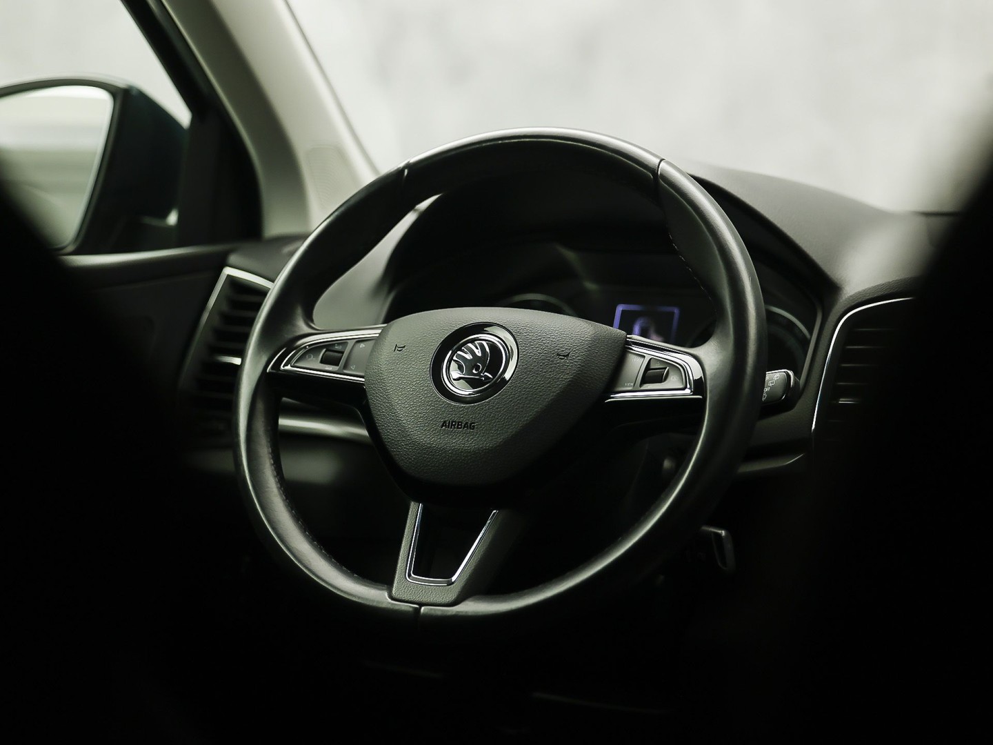Škoda Karoq 1.5 TSI ACT Sport 150Pk (APPLE CARPLAY, CLIMATE, STOELVERWARMING, GETINT GLAS, SPORTSTOELEN, PARKEERSENSOREN, CRUISE, NIEUWSTAAT)