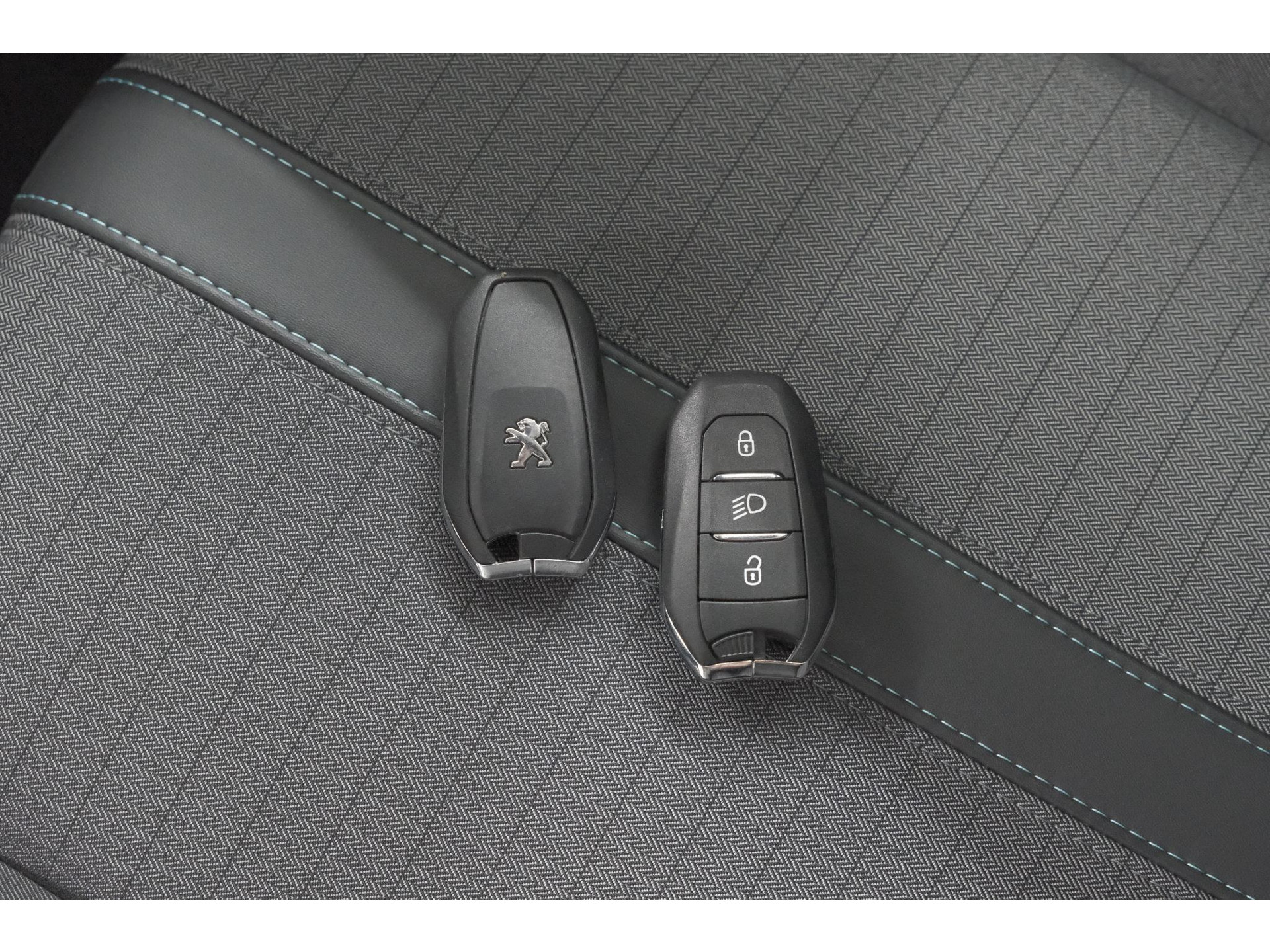 Peugeot e-208 EV Allure 50 kWh | 98,9% SOH | Camera | Navigatie | Parkeersensoren | Stoelverwarming