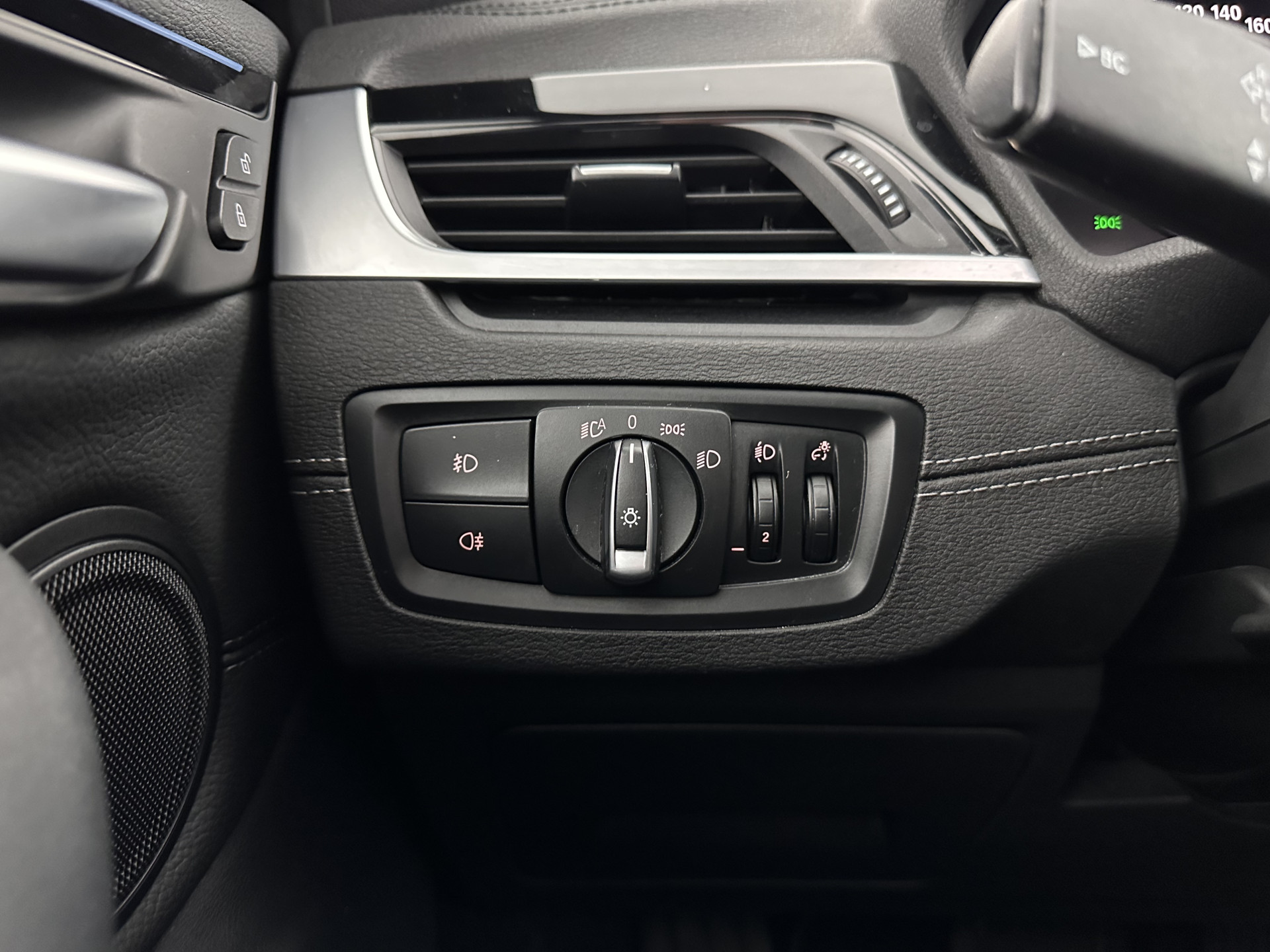 BMW X1 xDrive25e Sportline Business Edition Plus (Plug-In) (INCL-BTW) Aut. *PANO | LEATHER | FULL-LED | HEATED-SPORTSEATS | HIFI-SYSTEM | CAMERA | PRIVACYGLASS | NAVI-FULLMAP | ECC | HEAD-UP | PDC | KEYLESS | DAB | CRUISE | TOWBAR | AMBIENTLIGHT | 18