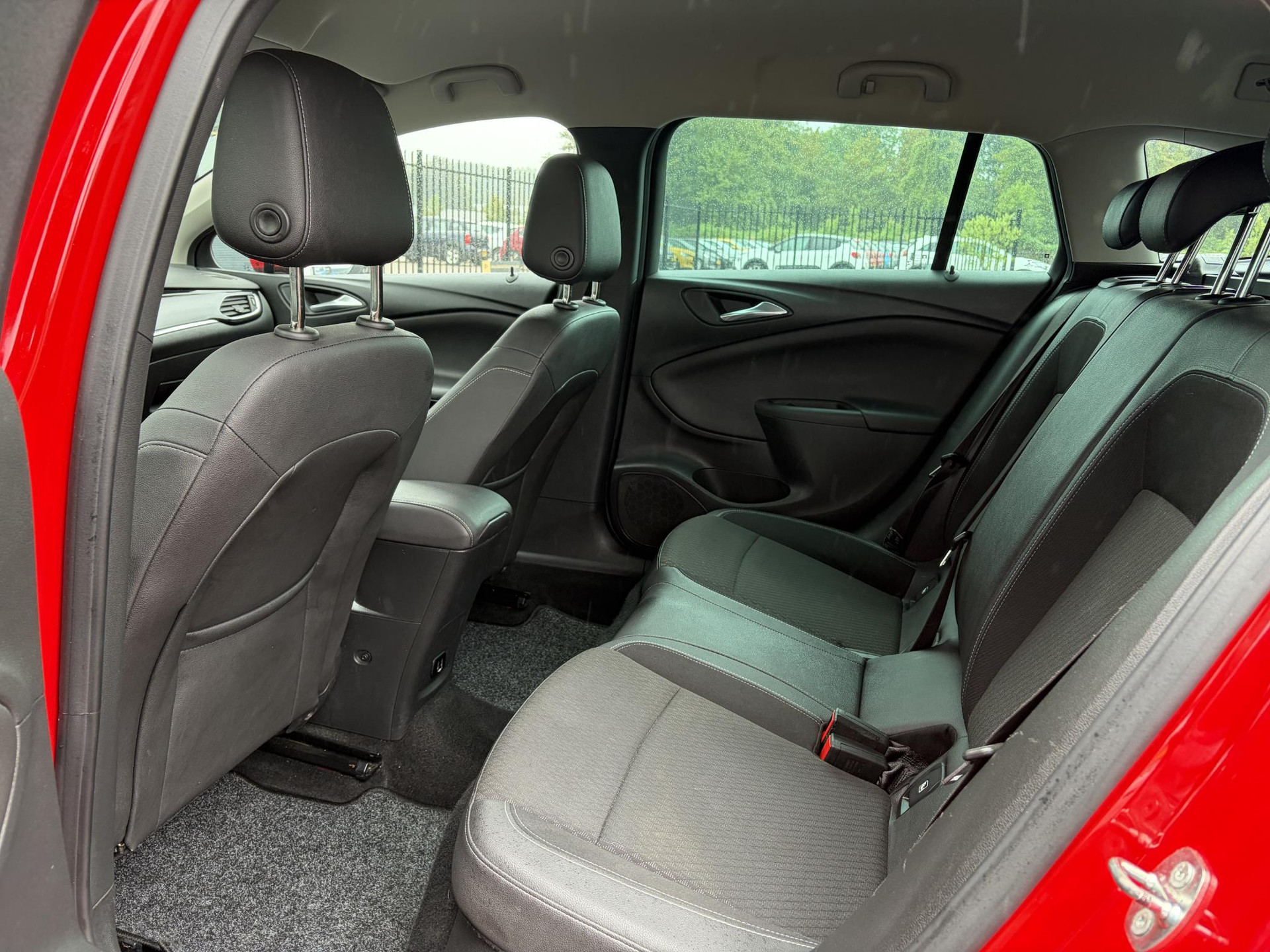 Opel Astra Sports Tourer 1.4 Innovation Dealer Onderhouden l 150pk l Carplay l 2e Eigenaar l Camera l Trekhaak l Keyless l Navi l Halfleder l Pdc V+A l 6 Bak l Clima l Cruise l Rijstrooksensor l Dodehoeksensor l N.A.P l Apk tot 01-2027