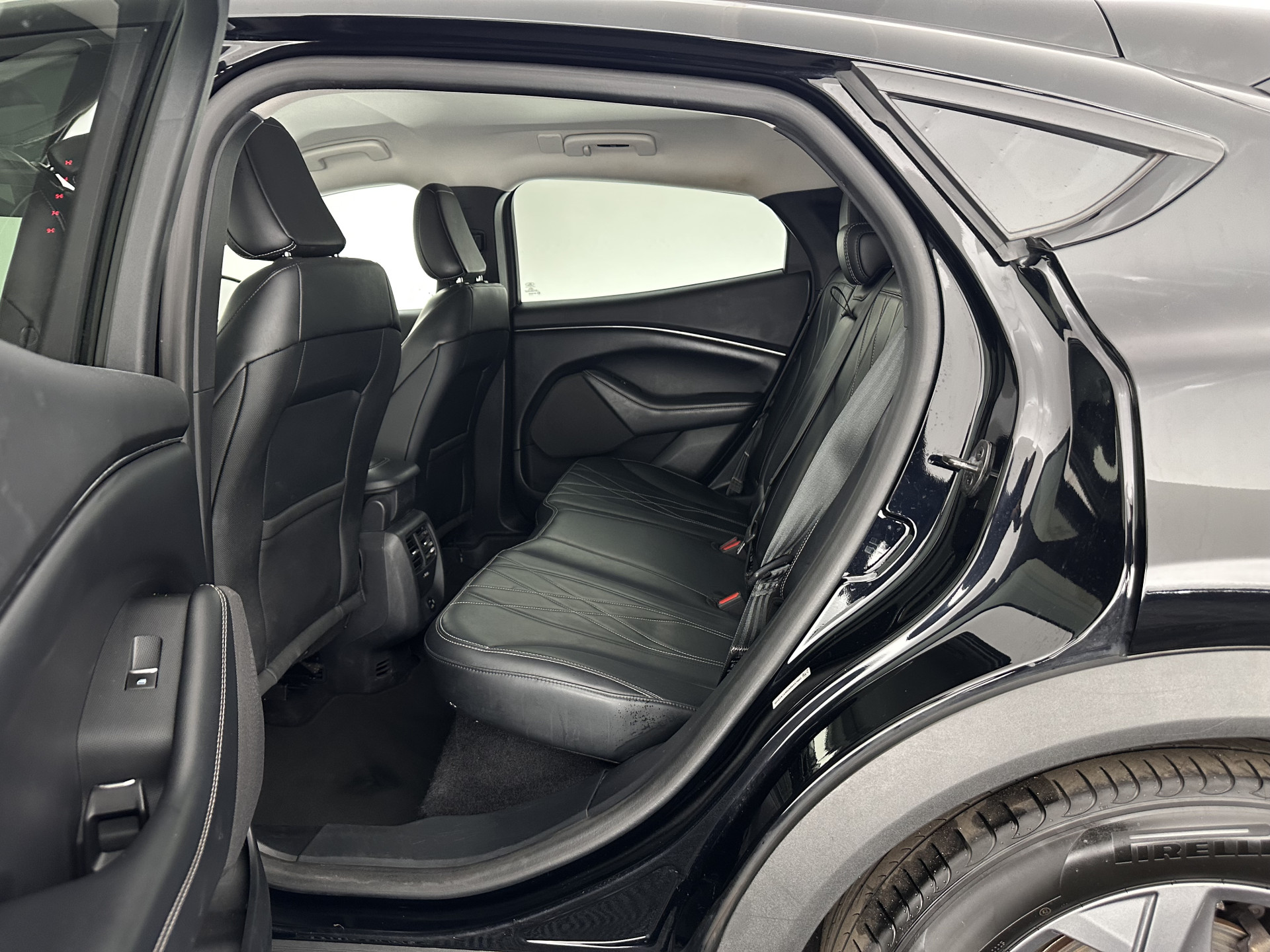 Ford Mustang Mach-E RWD 75 kWh [ 3-Fase-11kW] {SOH-89%} (INCL-BTW) *LEATHER | FULL-LED | DAB | DIGI-COCKPIT | KEYLESS | NAVI-FULLMAP | CARPLAY | HEATED-COMFORTSEATS | TOPVIEW | ADAPTIVE-CRUISE | PRIVACYGLASS | 18'' ALU*