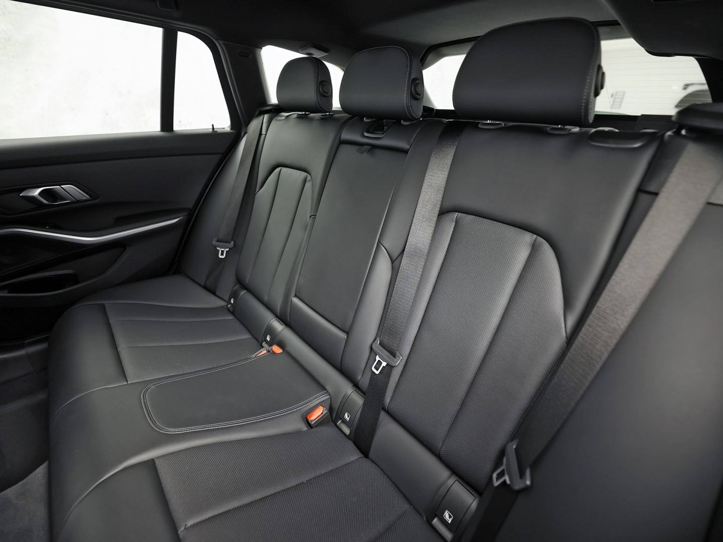 BMW 3-serie Touring 320e High Executive 204Pk Automaat (APPLE CARPLAY, M STUUR, GROOT NAVI, STOELVERWARMING, CAMERA, LEDER, SPORTSTOELEN, GETINT GLAS, ZWART HEMEL, NIEUWE APK, NIEUWSTAAT)