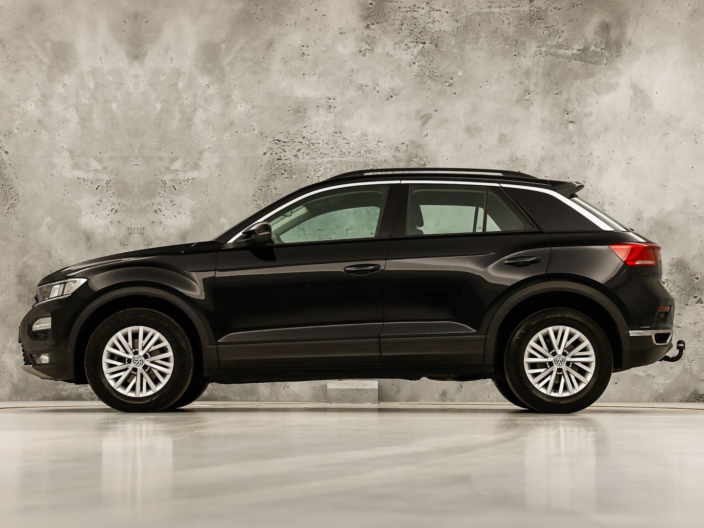 Volkswagen T-Roc 1.0 TSI Sport (APPLE CARPLAY, GROOT NAVI, CLIMATE, STOELVERWARMING, TREKHAAK, SPORTSTOELEN, PARKEERSENSOREN, ADAPTIVE CRUISE, NIEUWSTAAT)