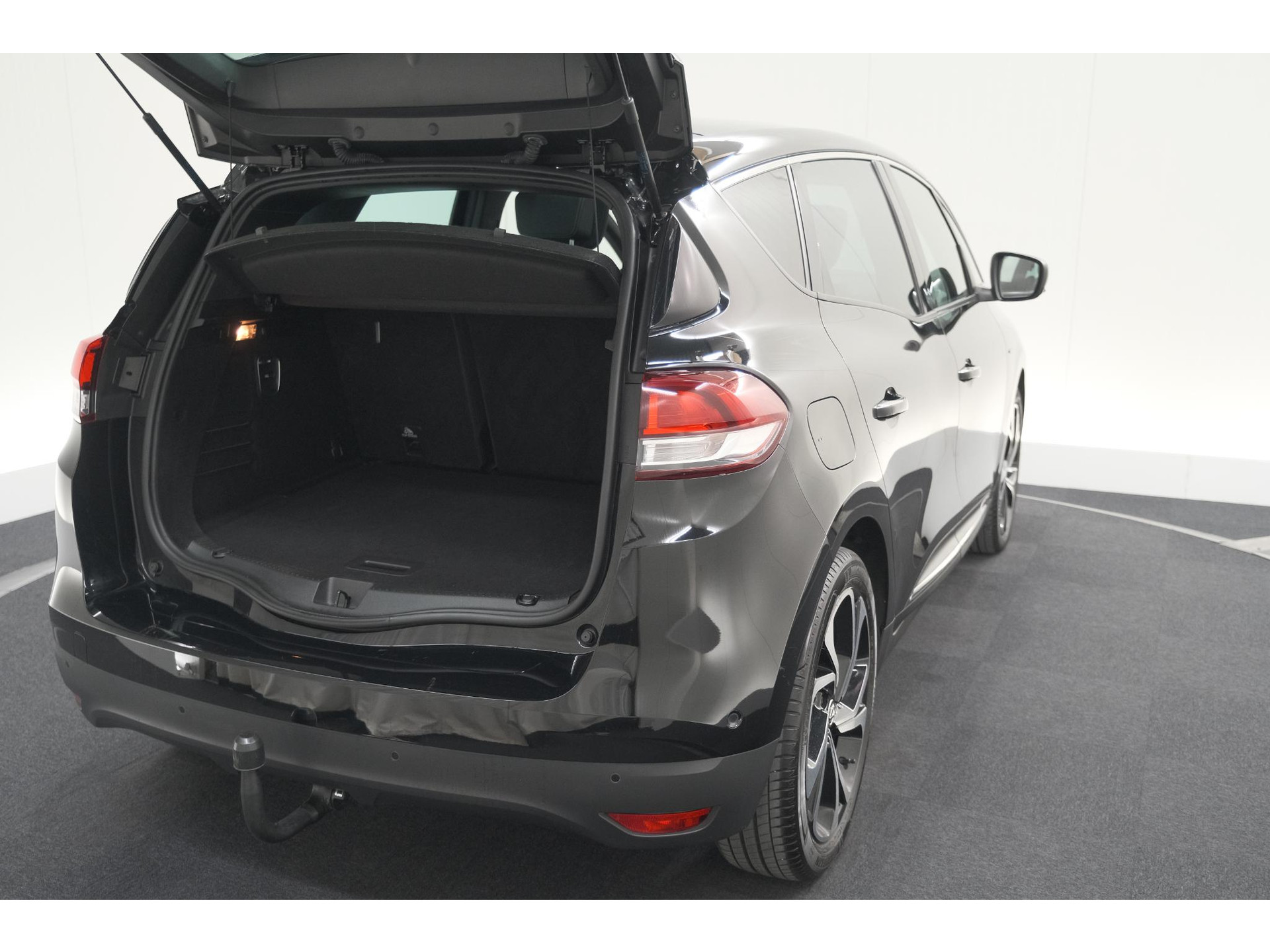 Renault Scénic TCE 160 EDC Black Edition | Trekhaak | Adaptieve Cruise Control | BOSE Premium Audio | Panoramadak