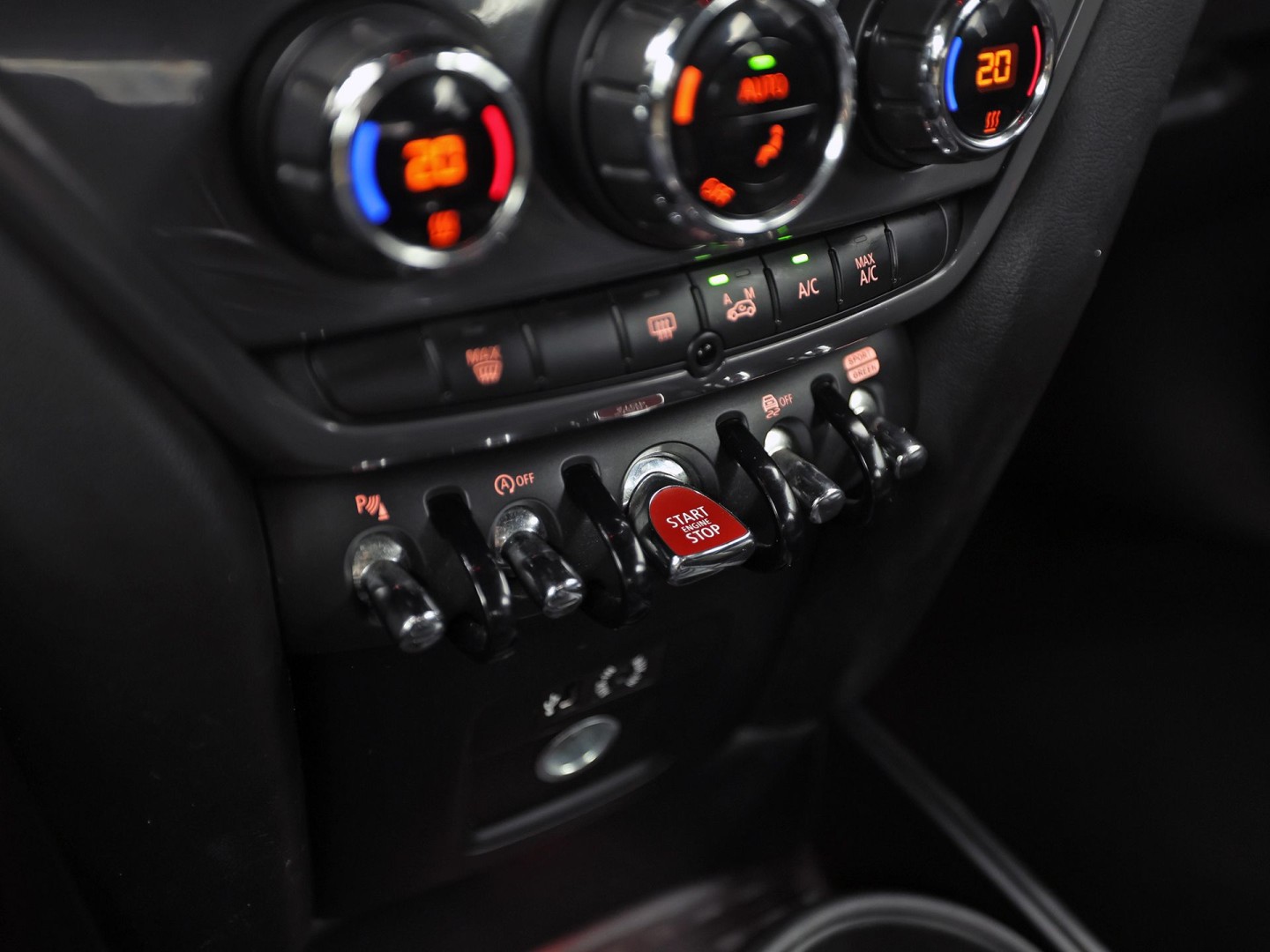 MINI Countryman 1.5 Cooper Chili (NAVIGATIE, CLIMATE, LEDER, PARKEERSENSOREN, SPORTSTOELEN, CRUISE, NIEUWE APK, NIEUWSTAAT)