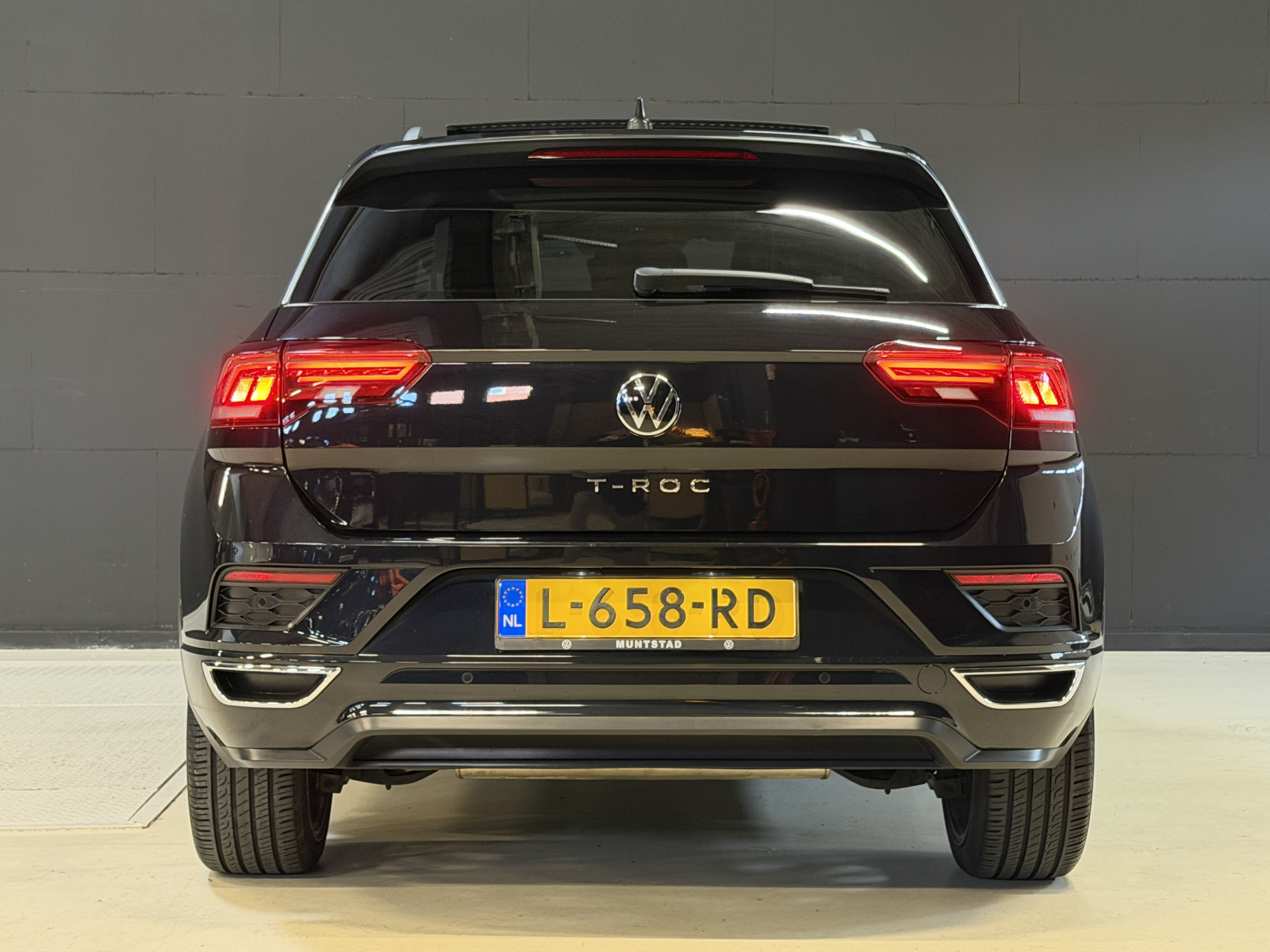 Volkswagen T-Roc 1.5 TSI Sport Business R | Pano | Camera | Stoelverw. | Adaptive cruise | Full LED | Dodehoeksensor